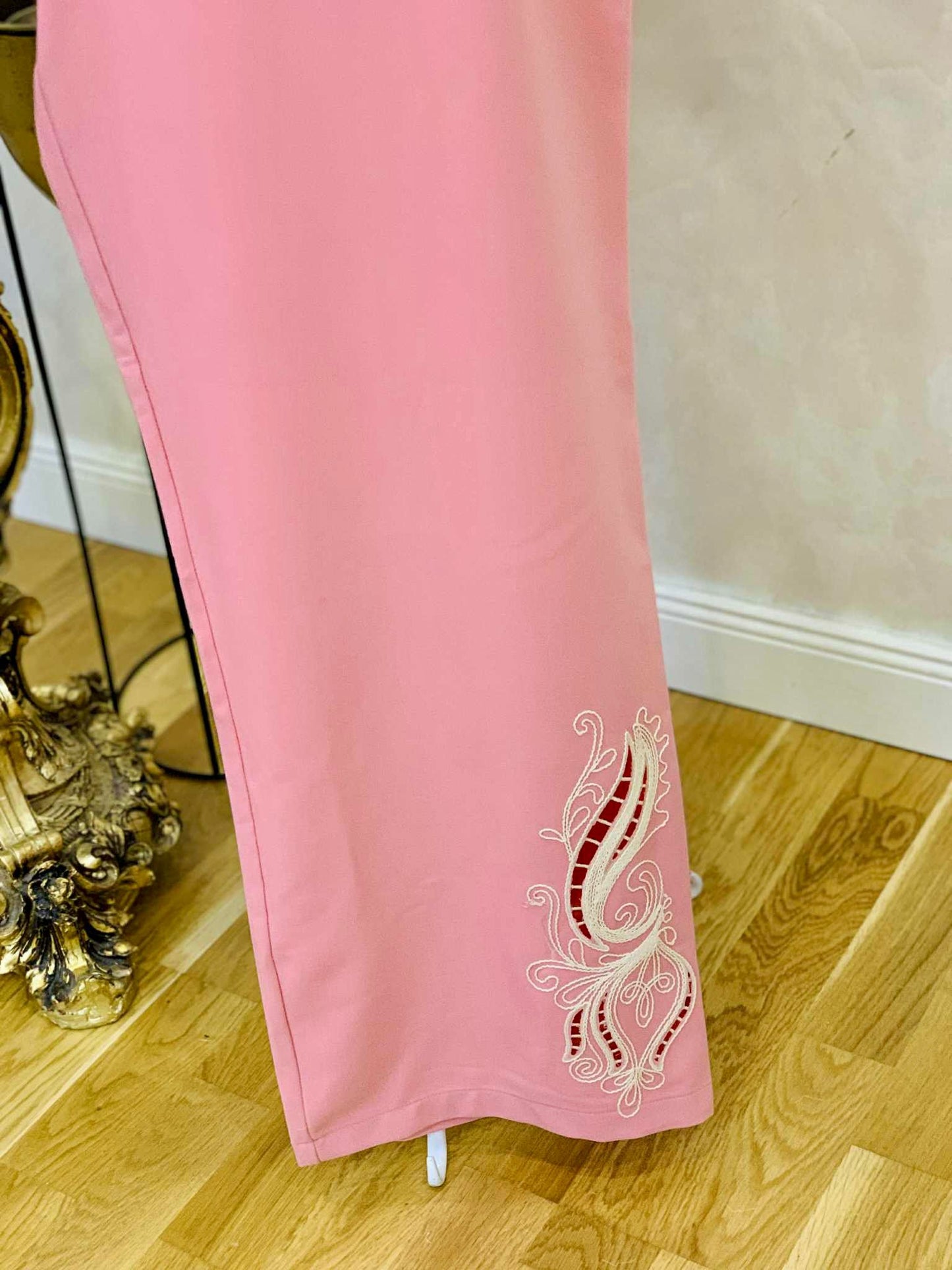 Costum elegant roz cu broderie albă și cordon