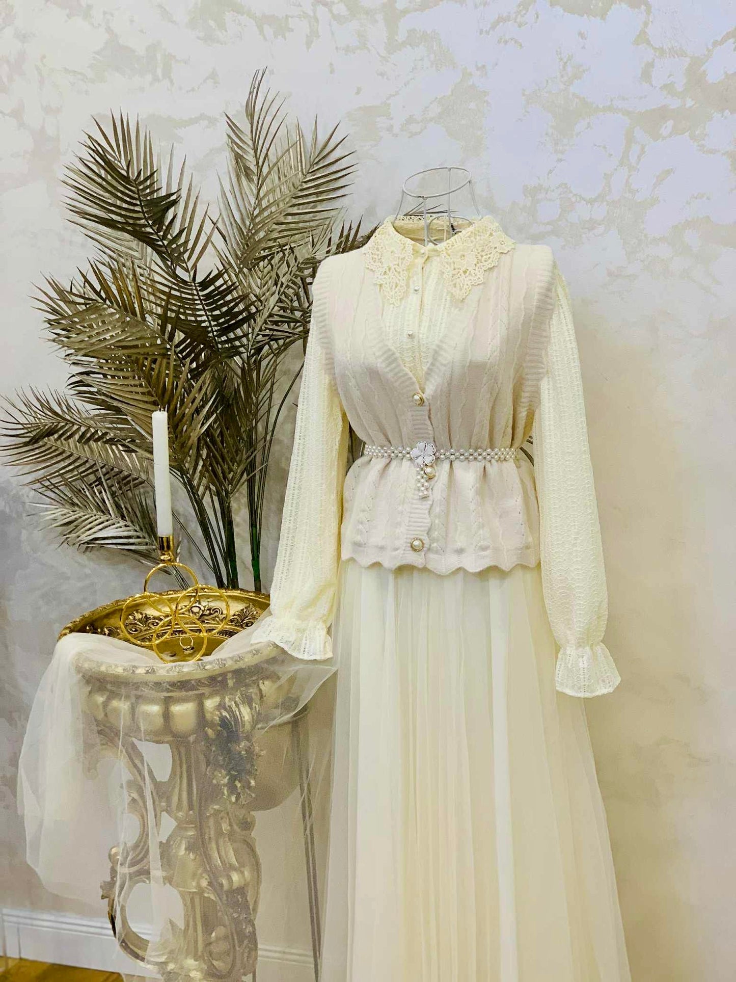 Rochie ivory cu vesta tricotată și curea cu perle