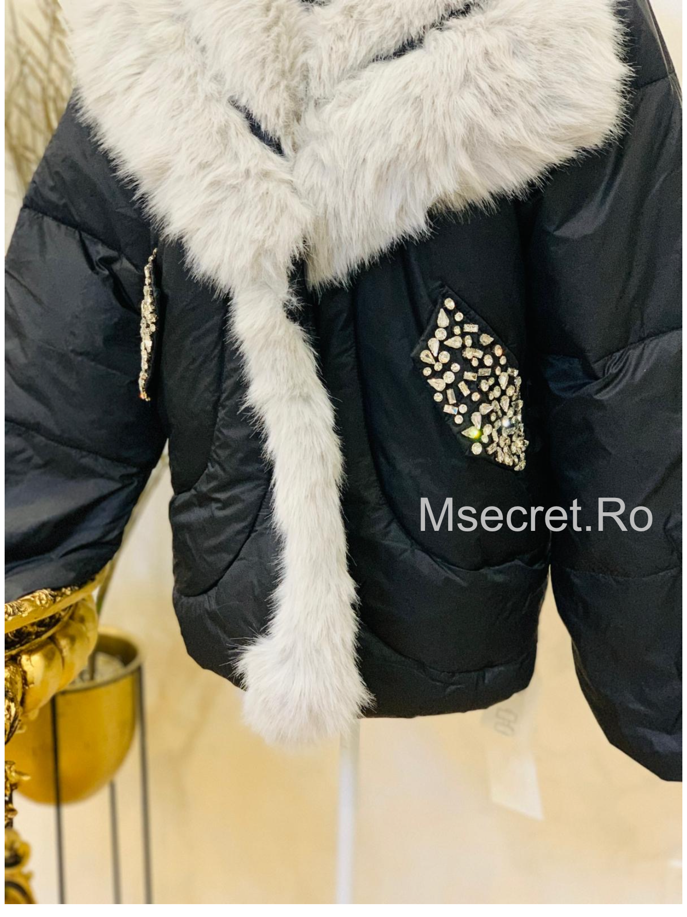Geaca neagra cu blana si pietre