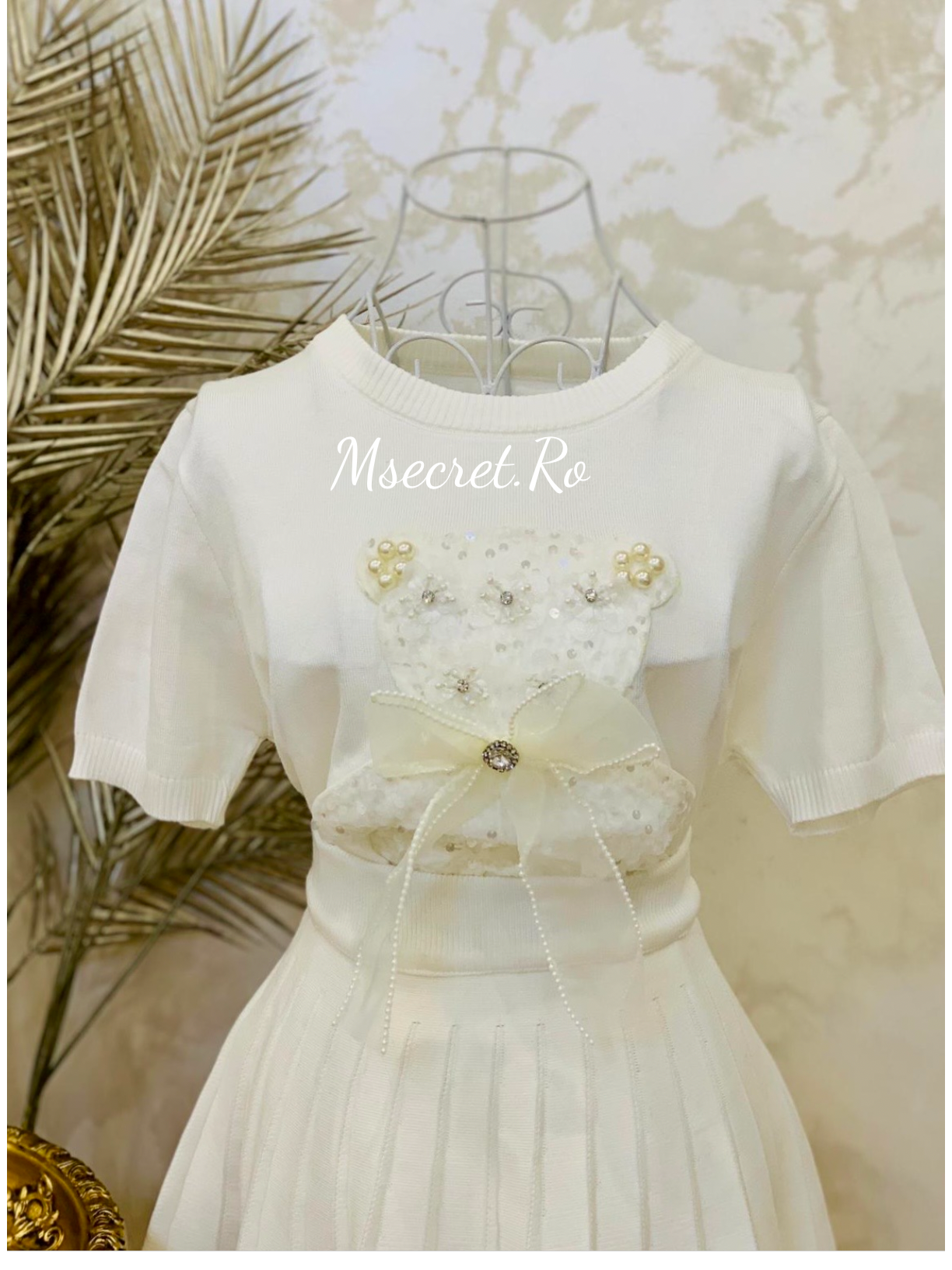 Compleu format din tricou din tricot si fusta scurta plisata