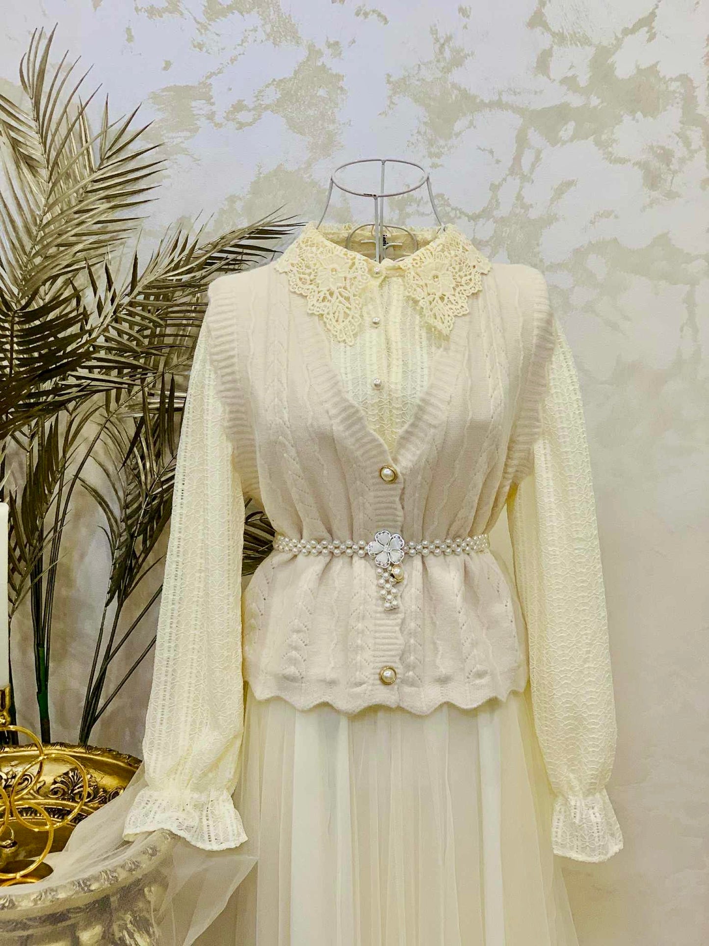 Rochie ivory cu vesta tricotată și curea cu perle