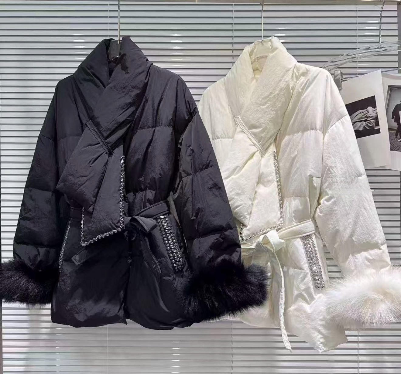 Geaca impermeabilă anti-vânt, umplută cu puf