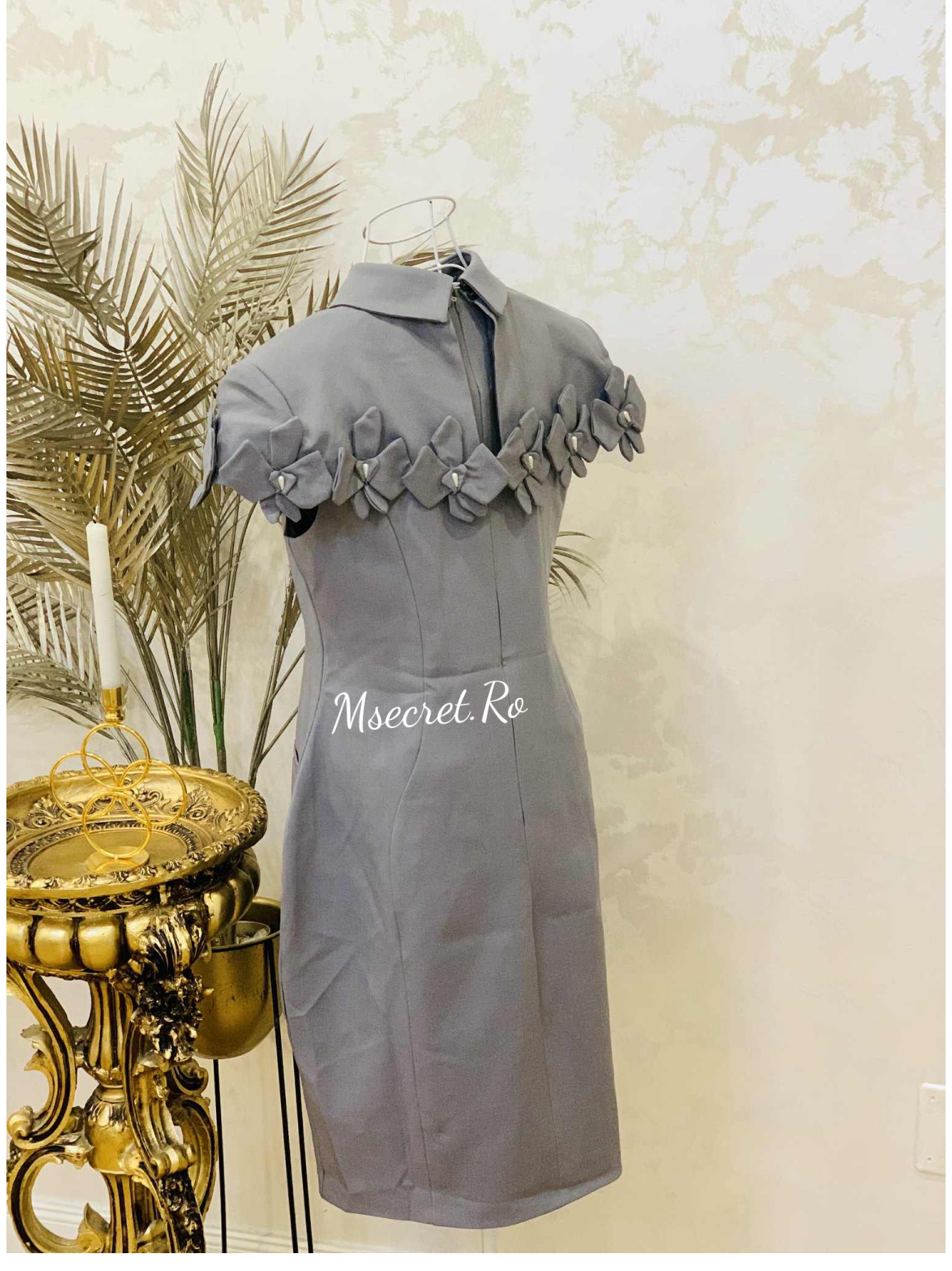Rochie gri creion cu guler alb și capelet detașabil cu funde