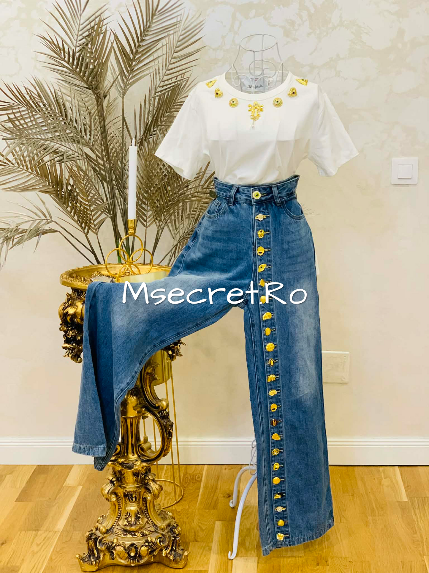 Tricou alb cu detalii aurii