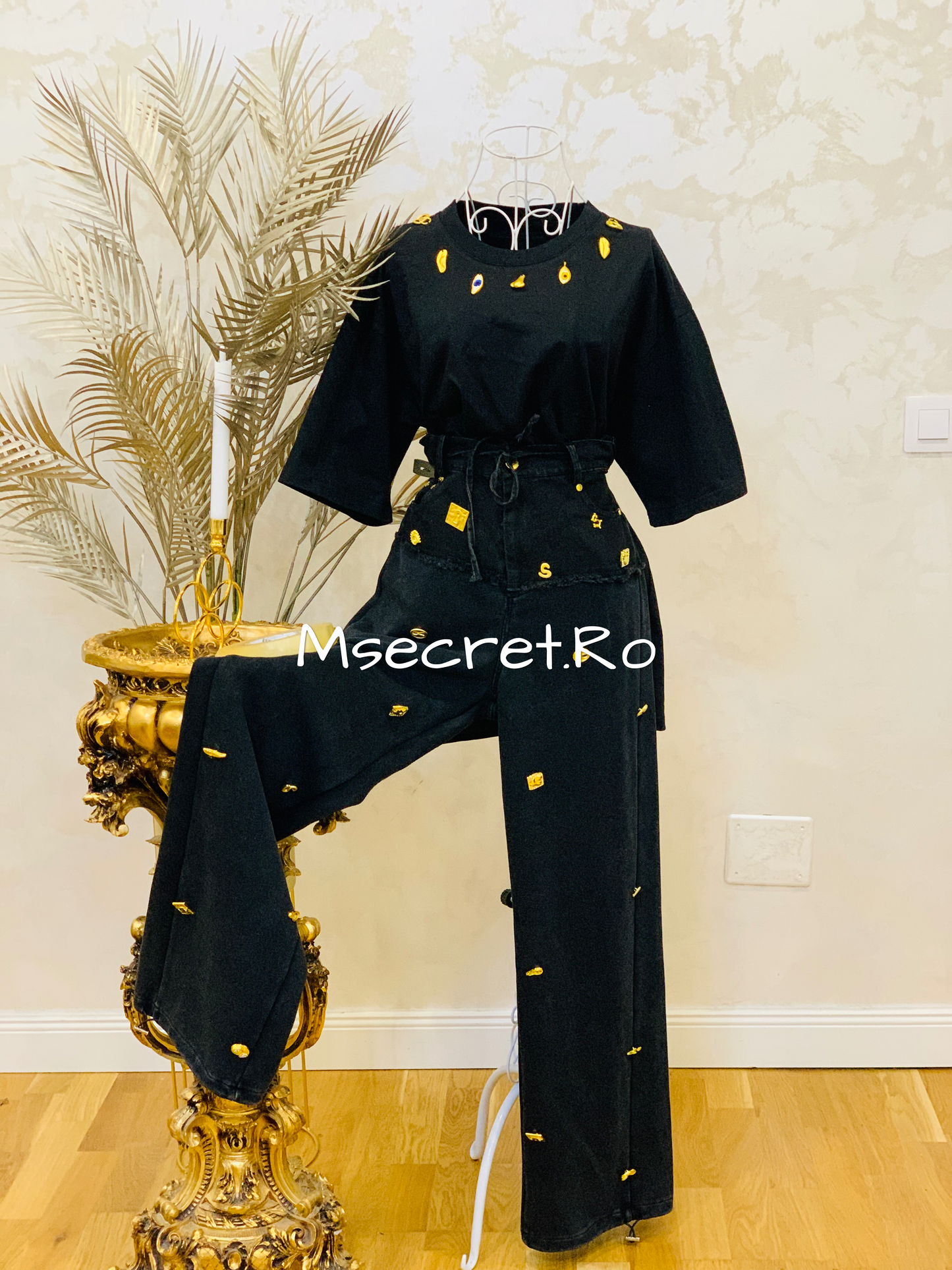 Pantaloni cu modele aurii si talie elastica