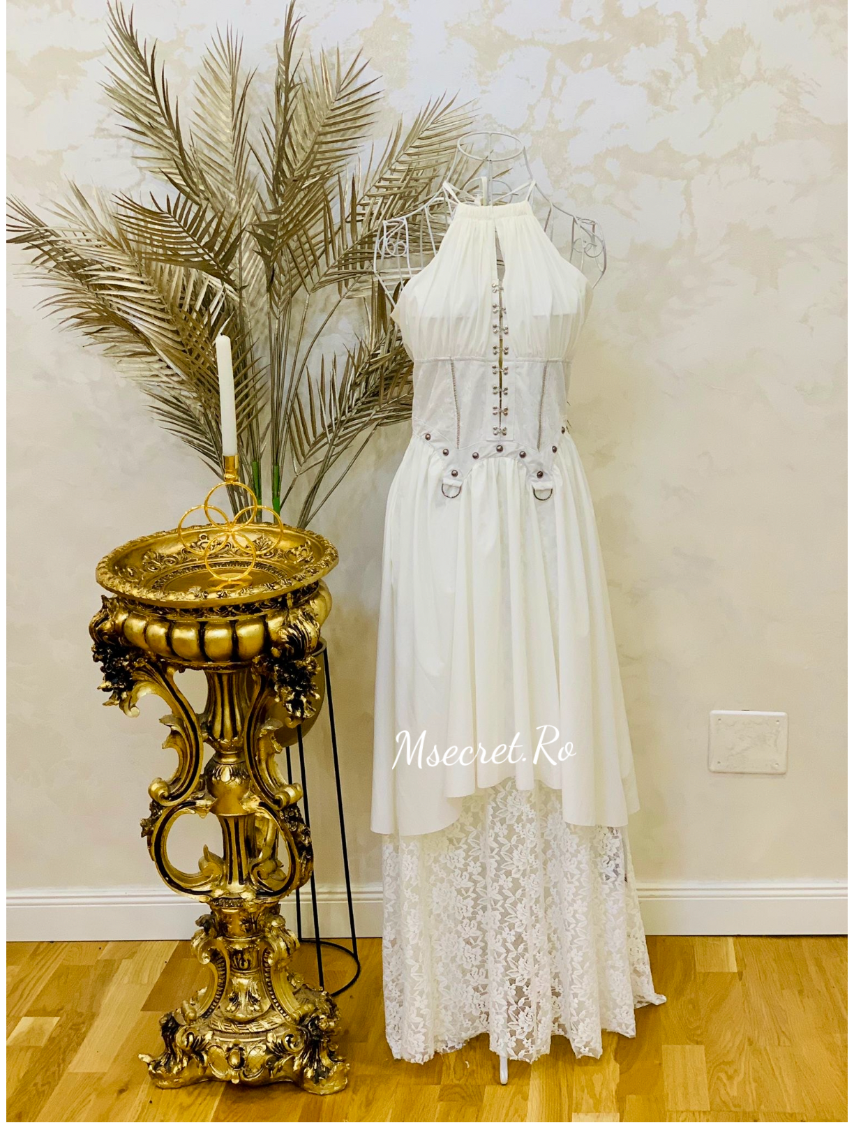 Rochie alba cu dantela si catarame