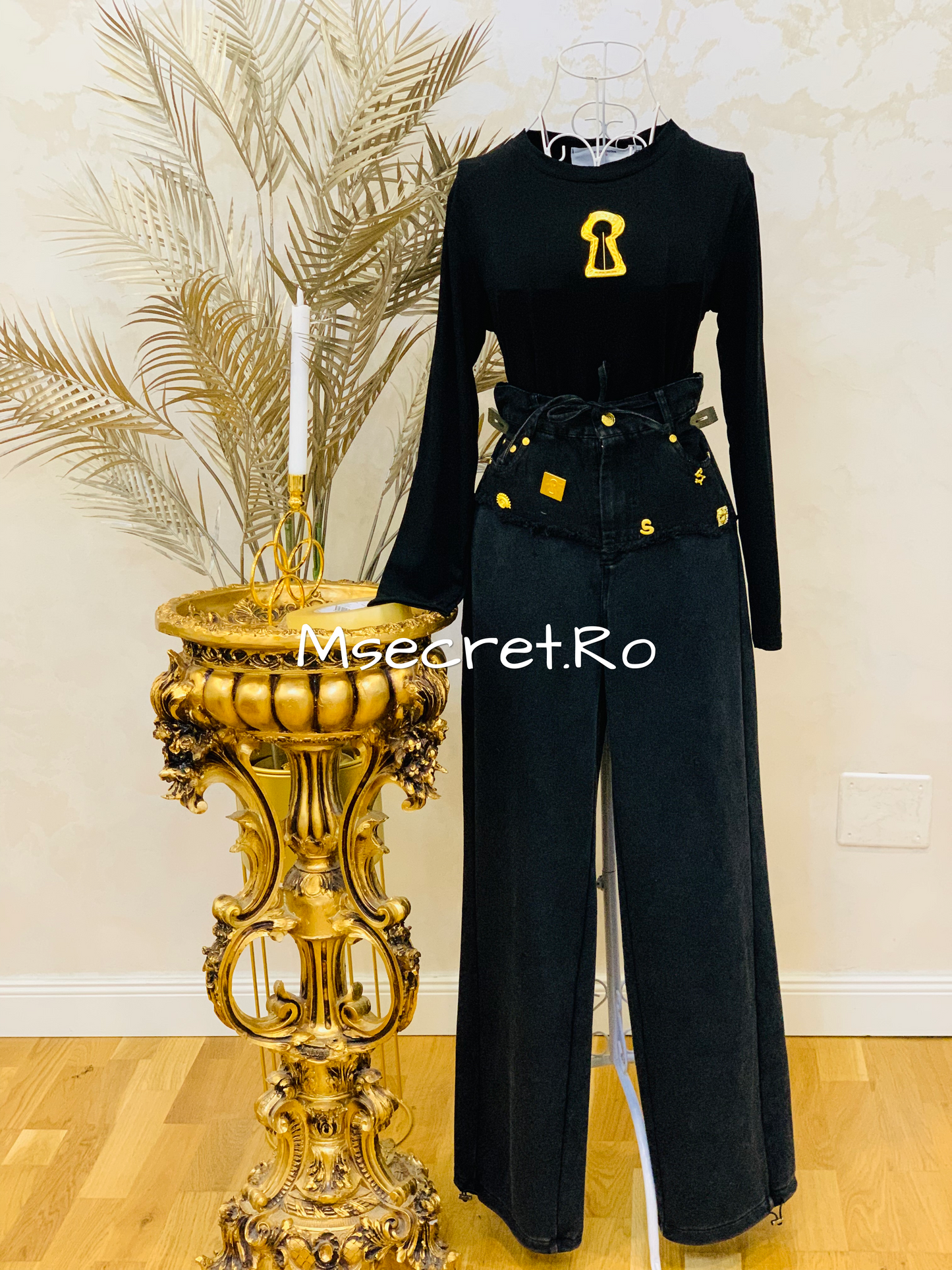 Pants with golden patterns and elastic waist