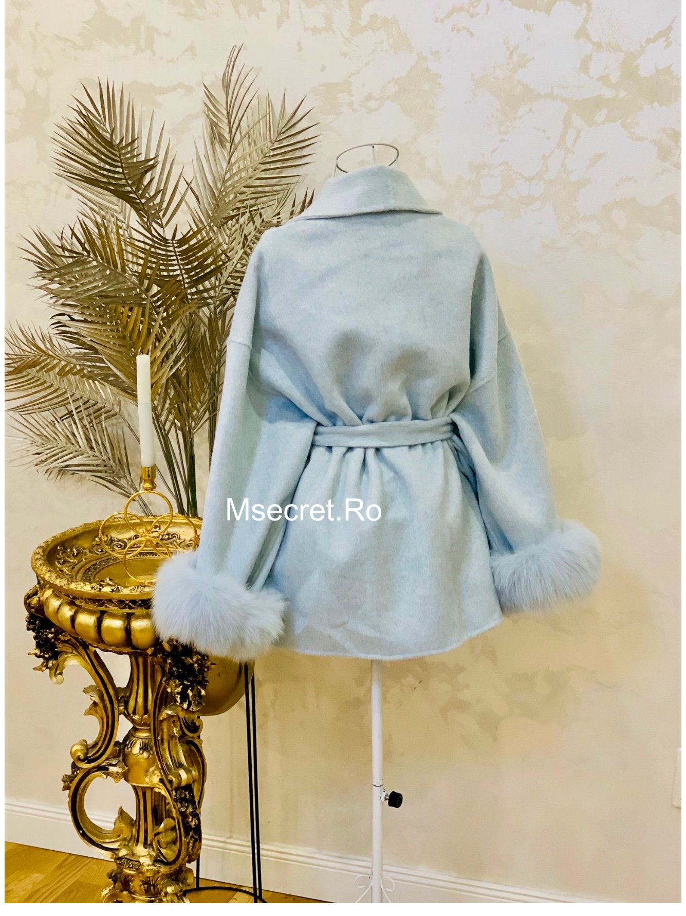 Palton baby blue scurt din lână cu manșete din blana naturala
