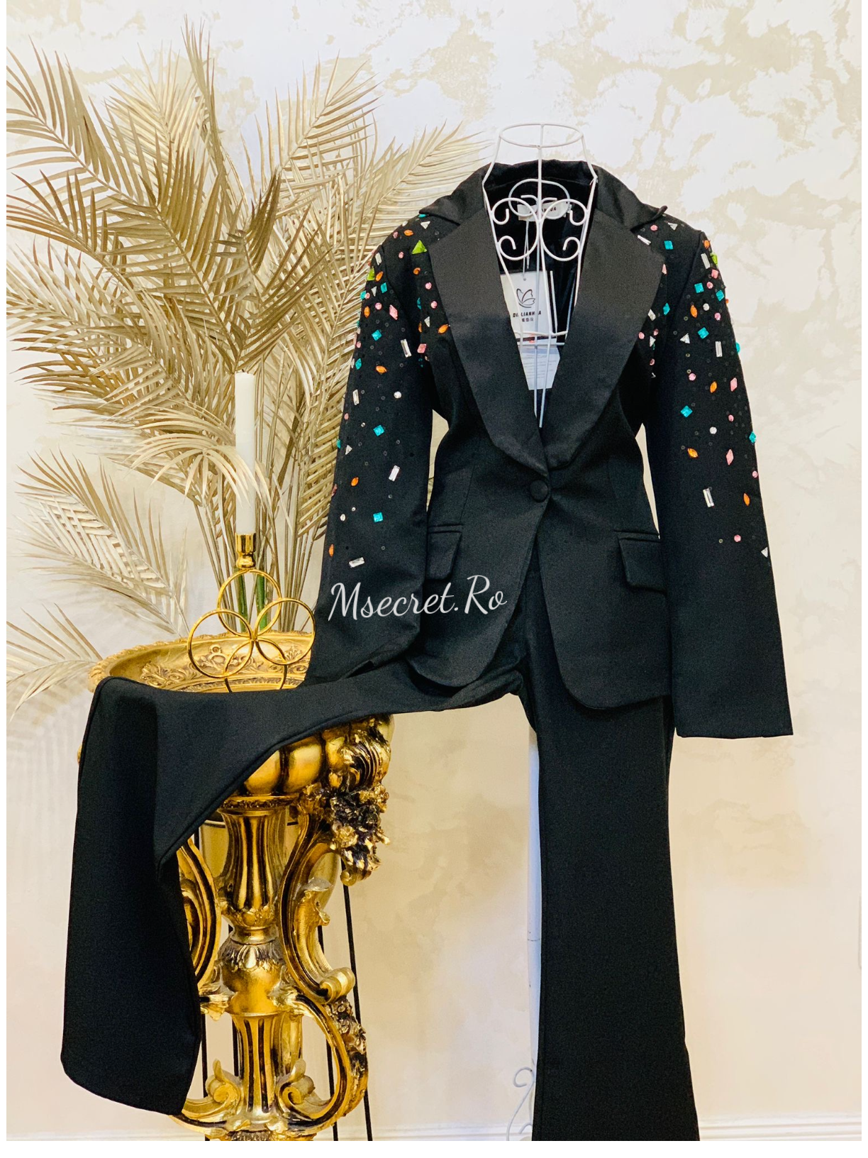 Costum format din sacou cu guler sal, cu pietre multicolore si pantaloni evazati