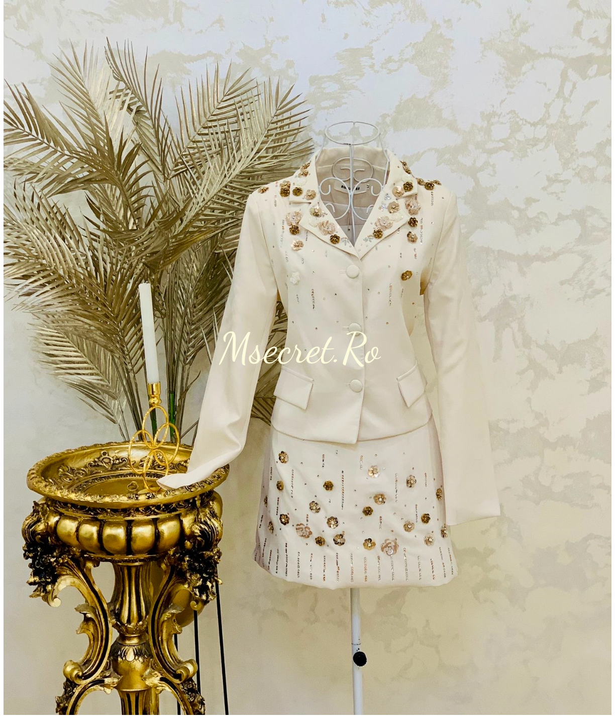 Costum elegant cu aplicatii florale și accente strălucitoare