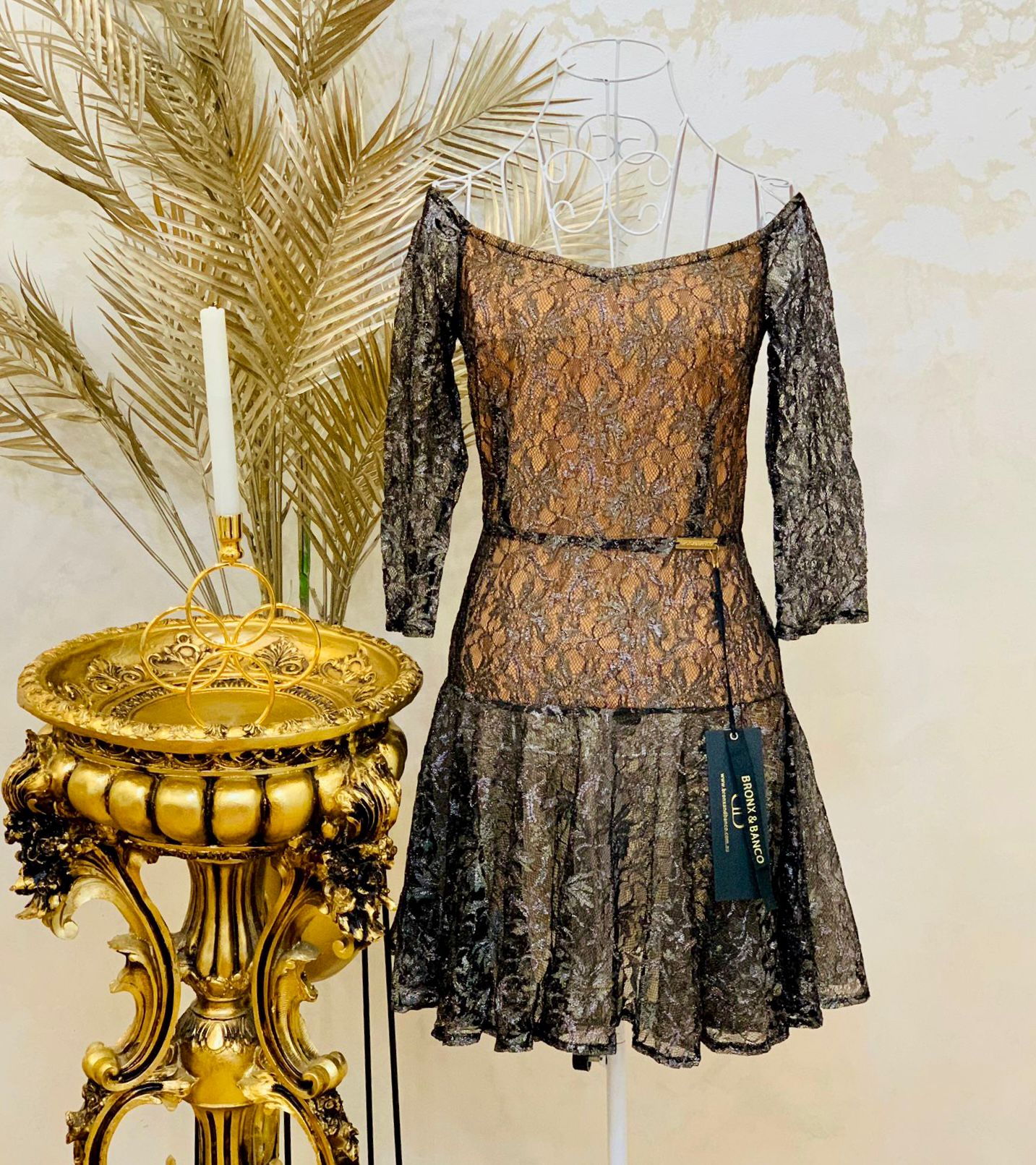 Rochie din dantelă cu volan la tiv Carla