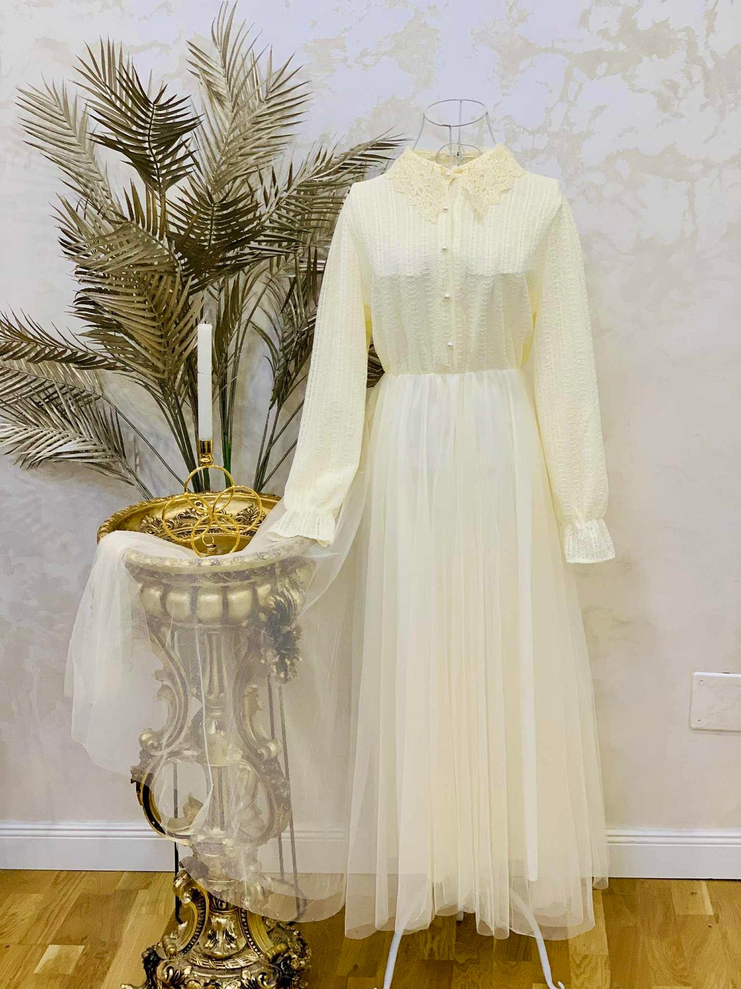 Rochie ivory cu vesta tricotată și curea cu perle