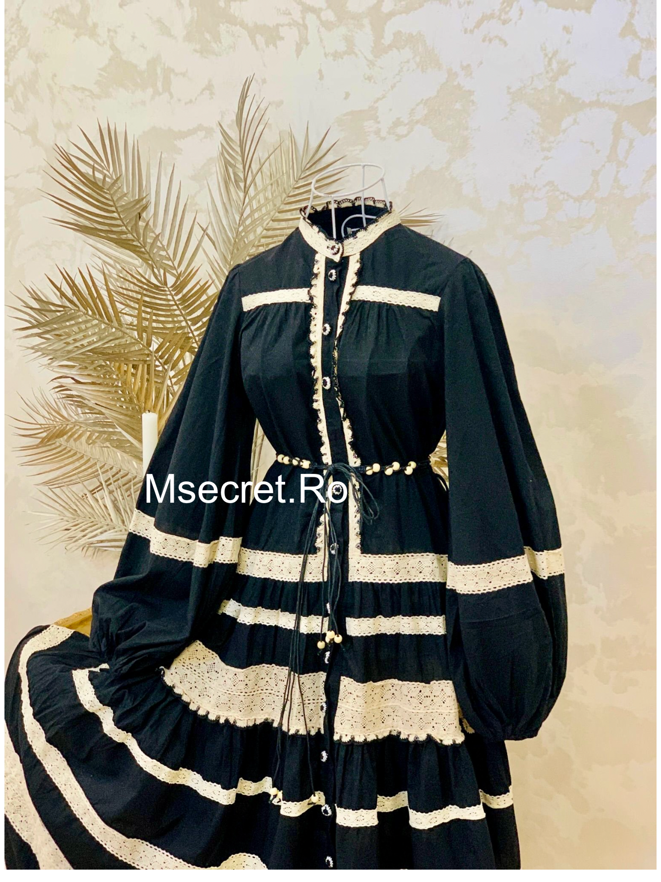 Rochie lunga neagră cu dantelă crem și mâneci bufante