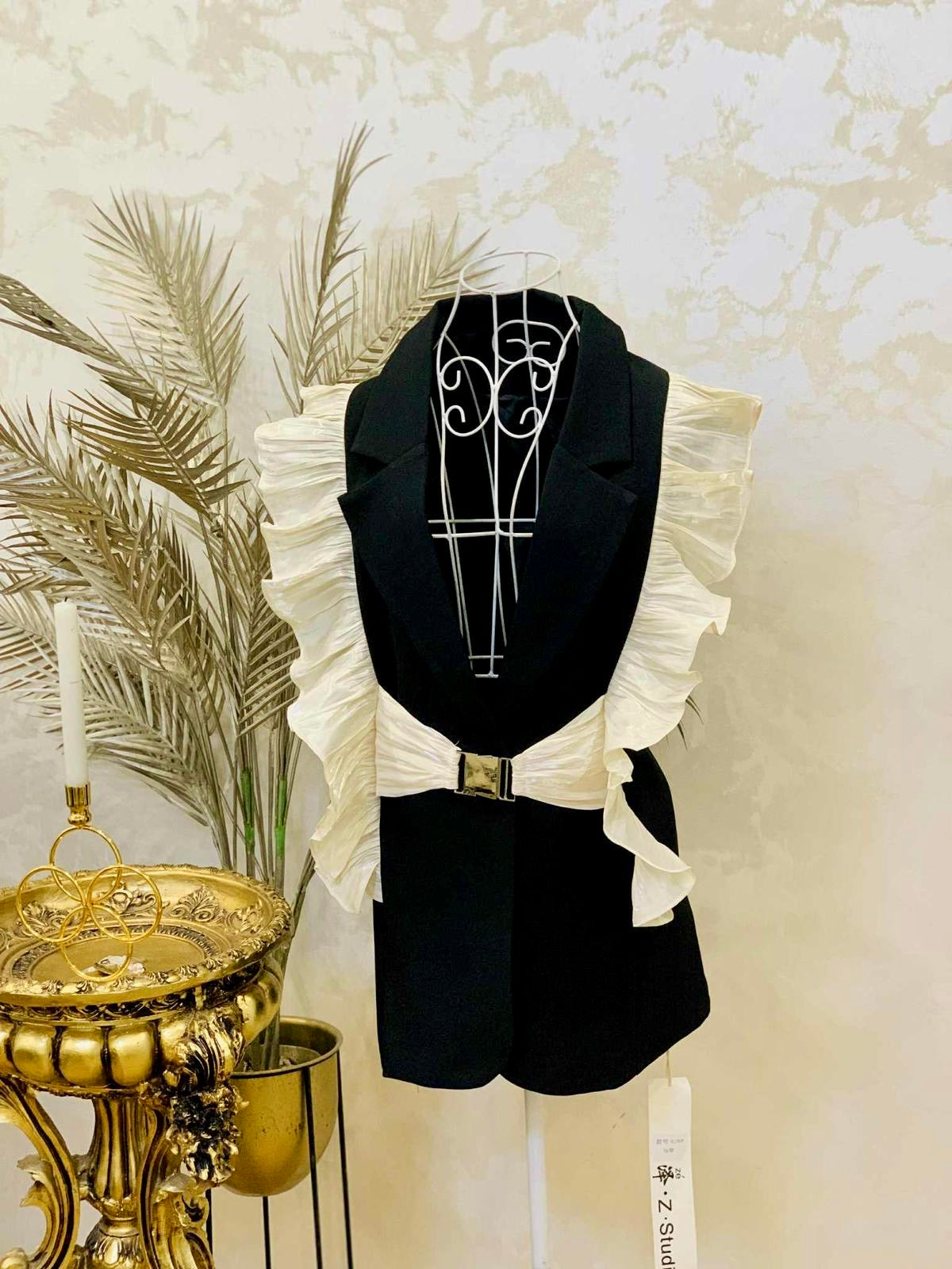 Vesta neagra cu maneci bufante