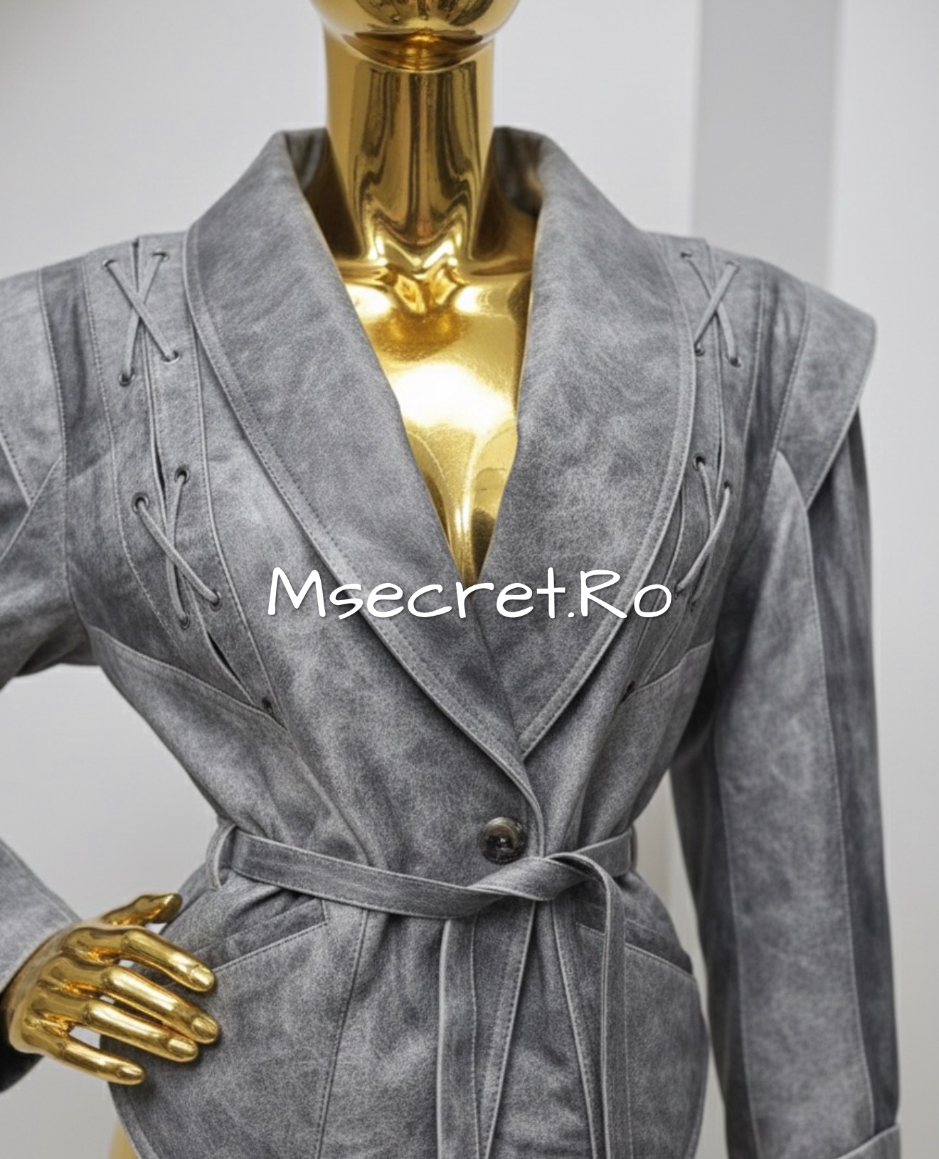 Geaca gri din piele cu umeri accentuati