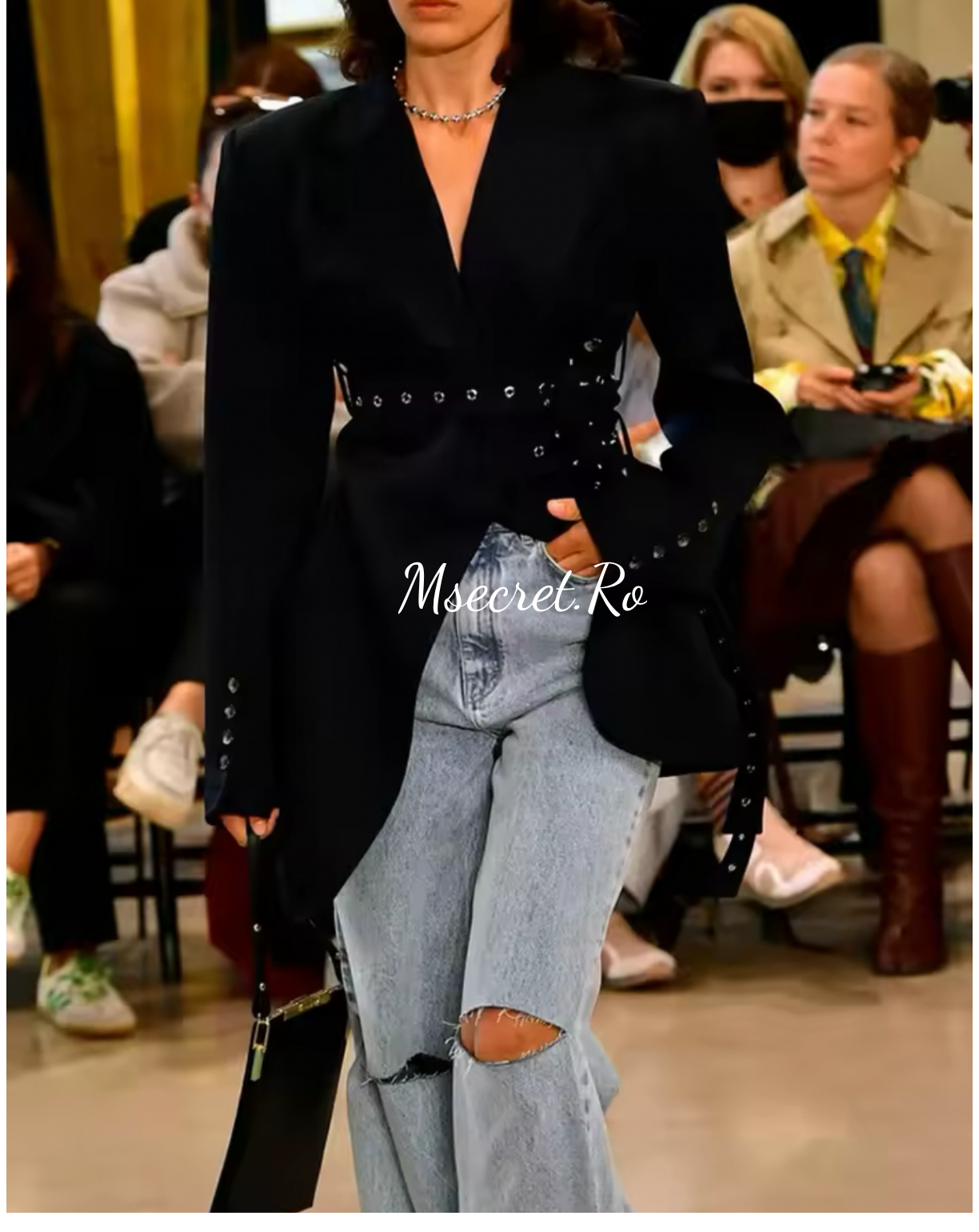 Sacou negru cu curea metalică decorativă