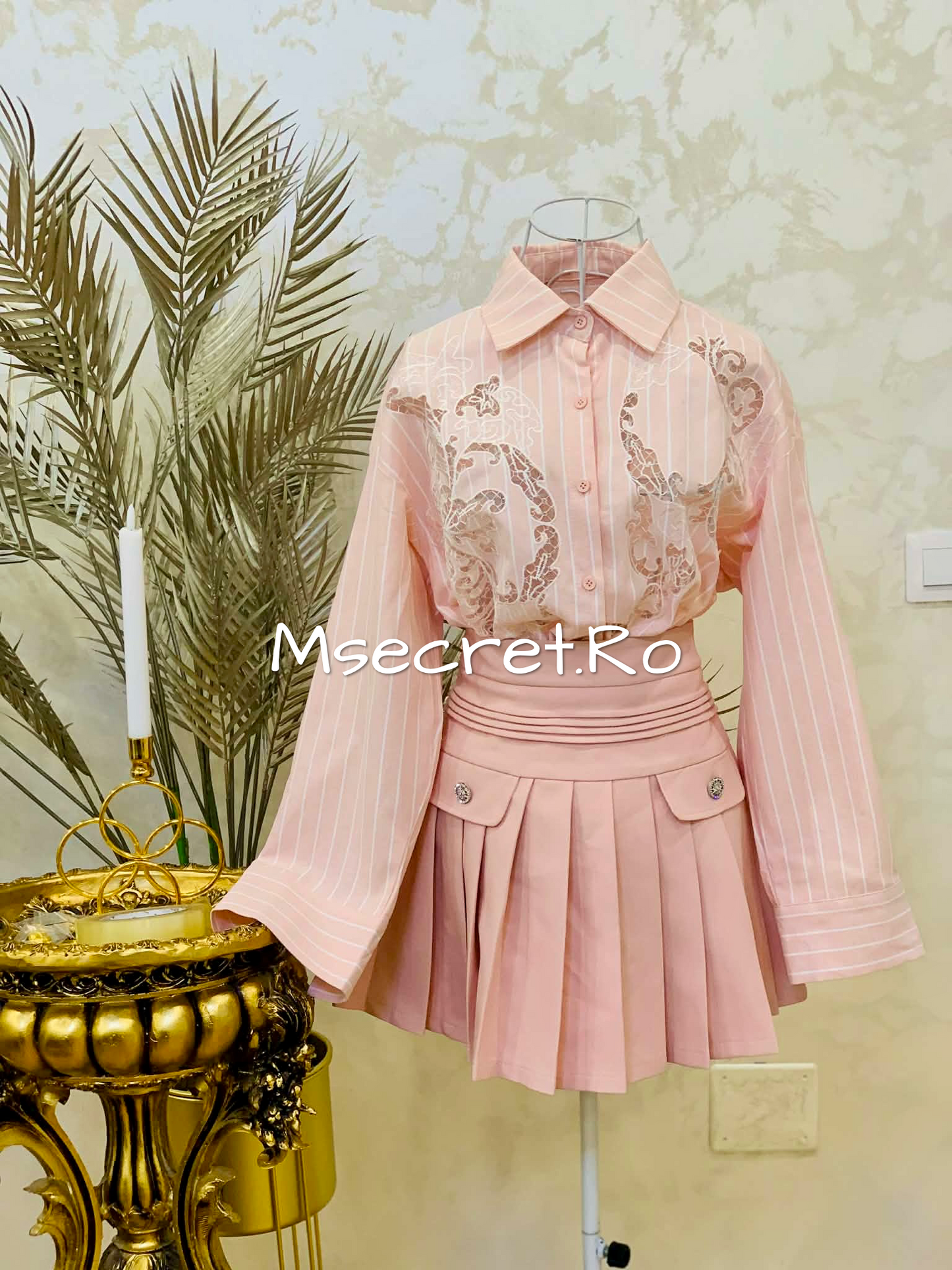Pleated pink skirt