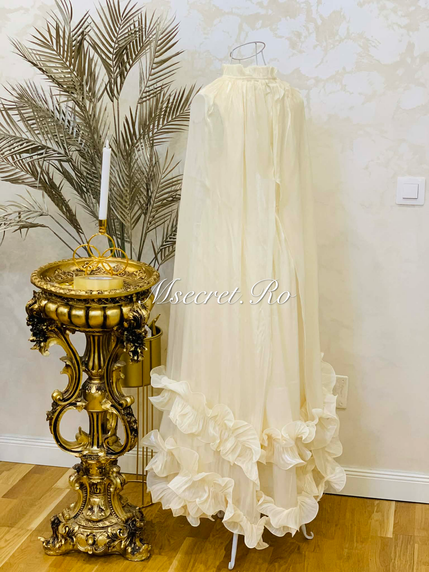 Rochie crem cu volane si maneci lungi