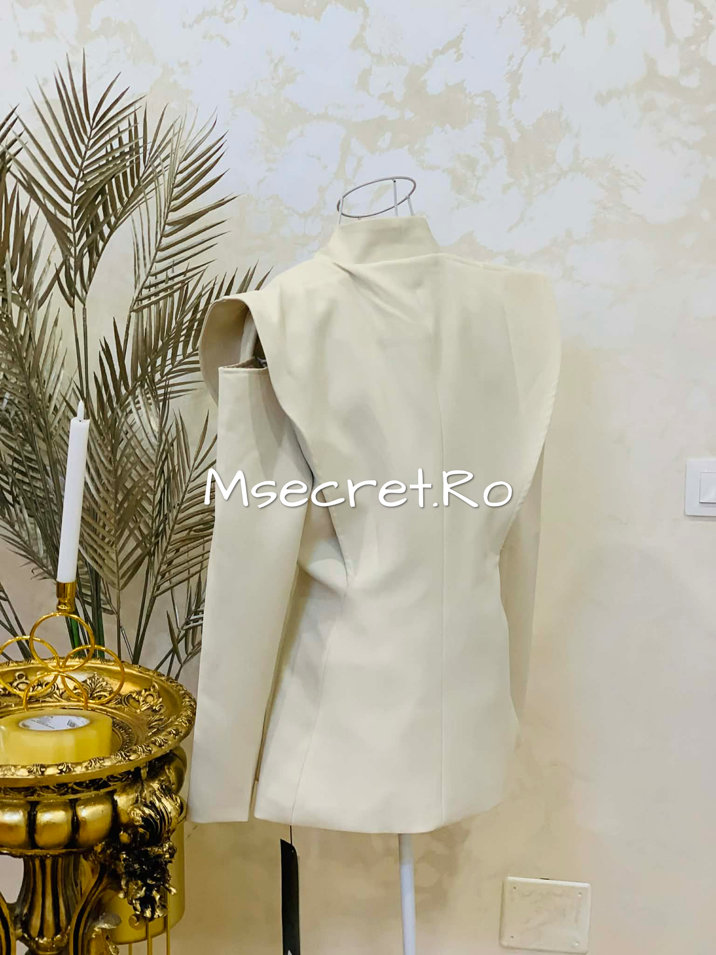 Sacou crem elegant cu umeri structurati