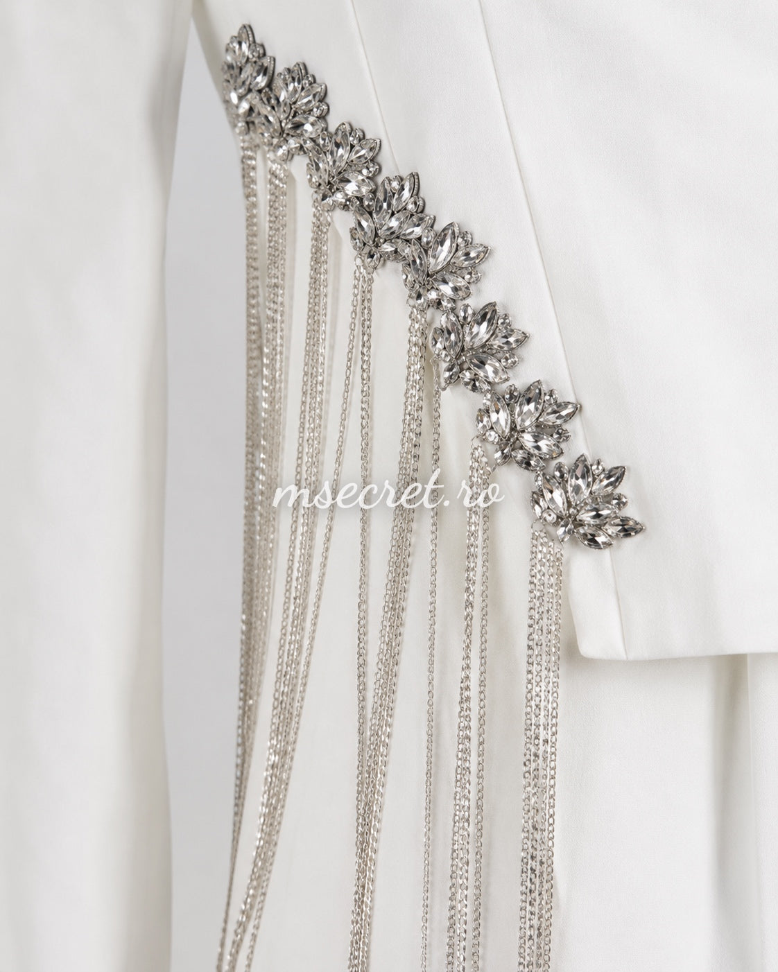 Elegant white suit with a blazer and flared trousers