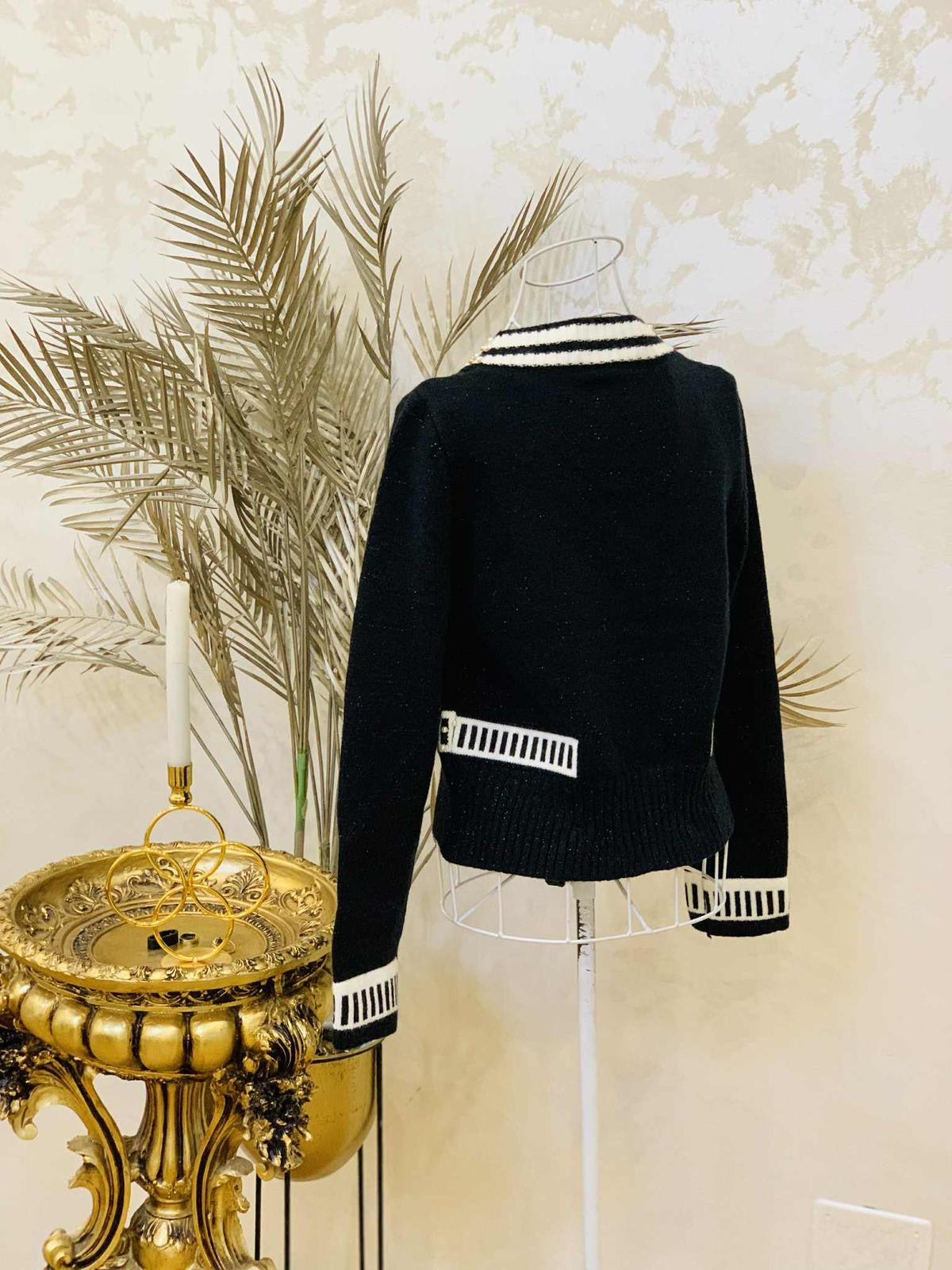 Pulover negru cu perle