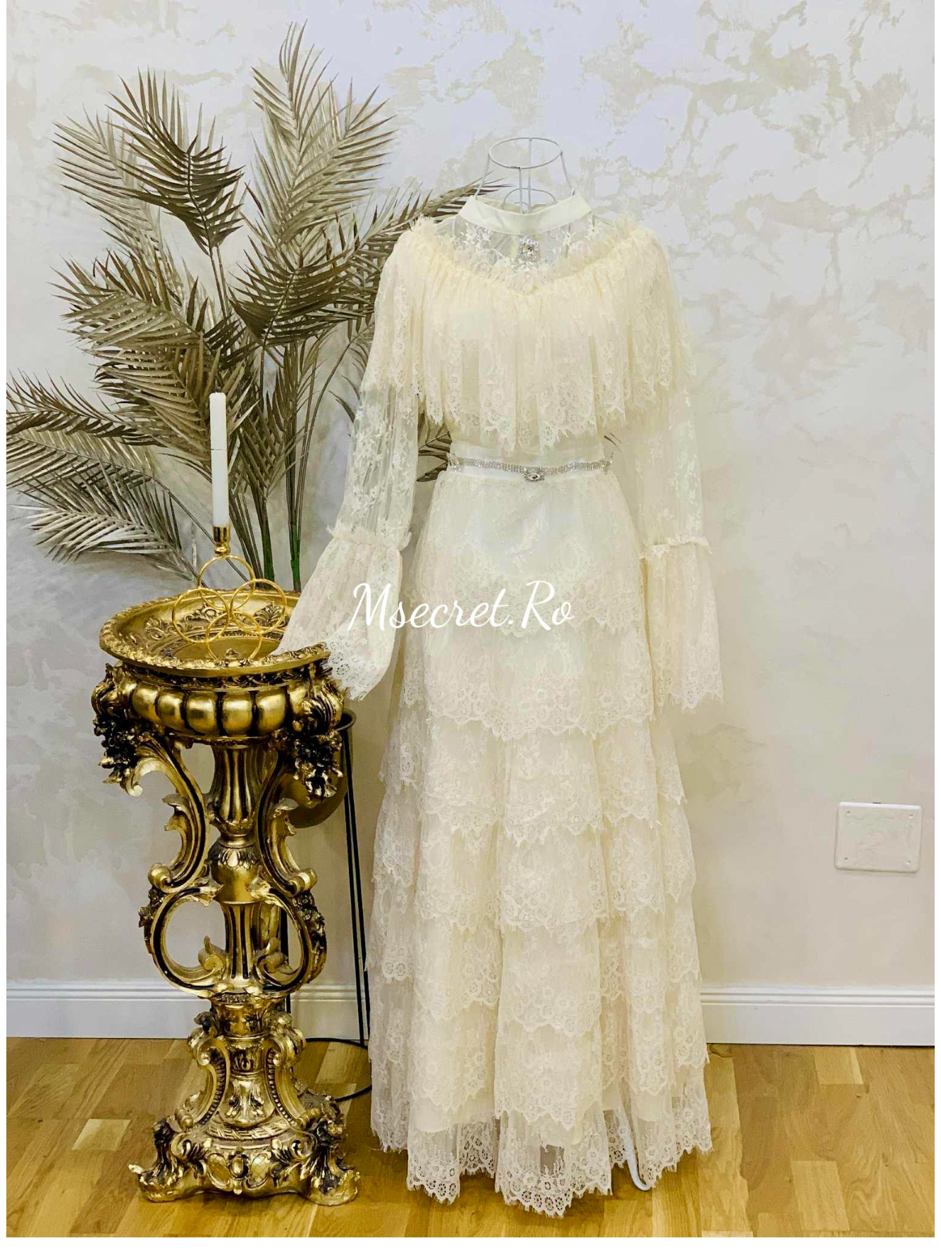 Rochie lunga ivory din dantelă cu volane și curea satinată