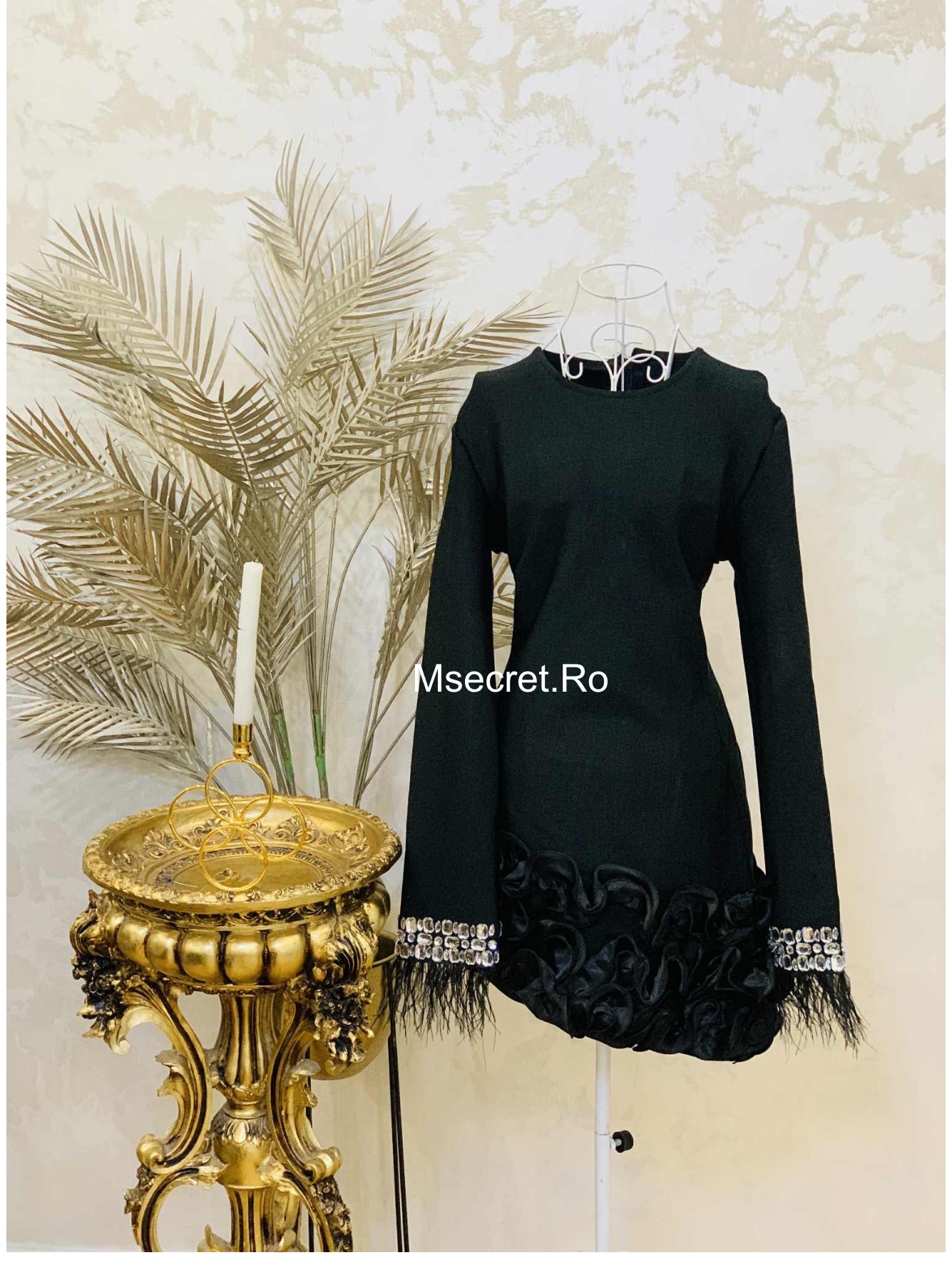 Rochie neagră scurtă cu pene și volane satinate