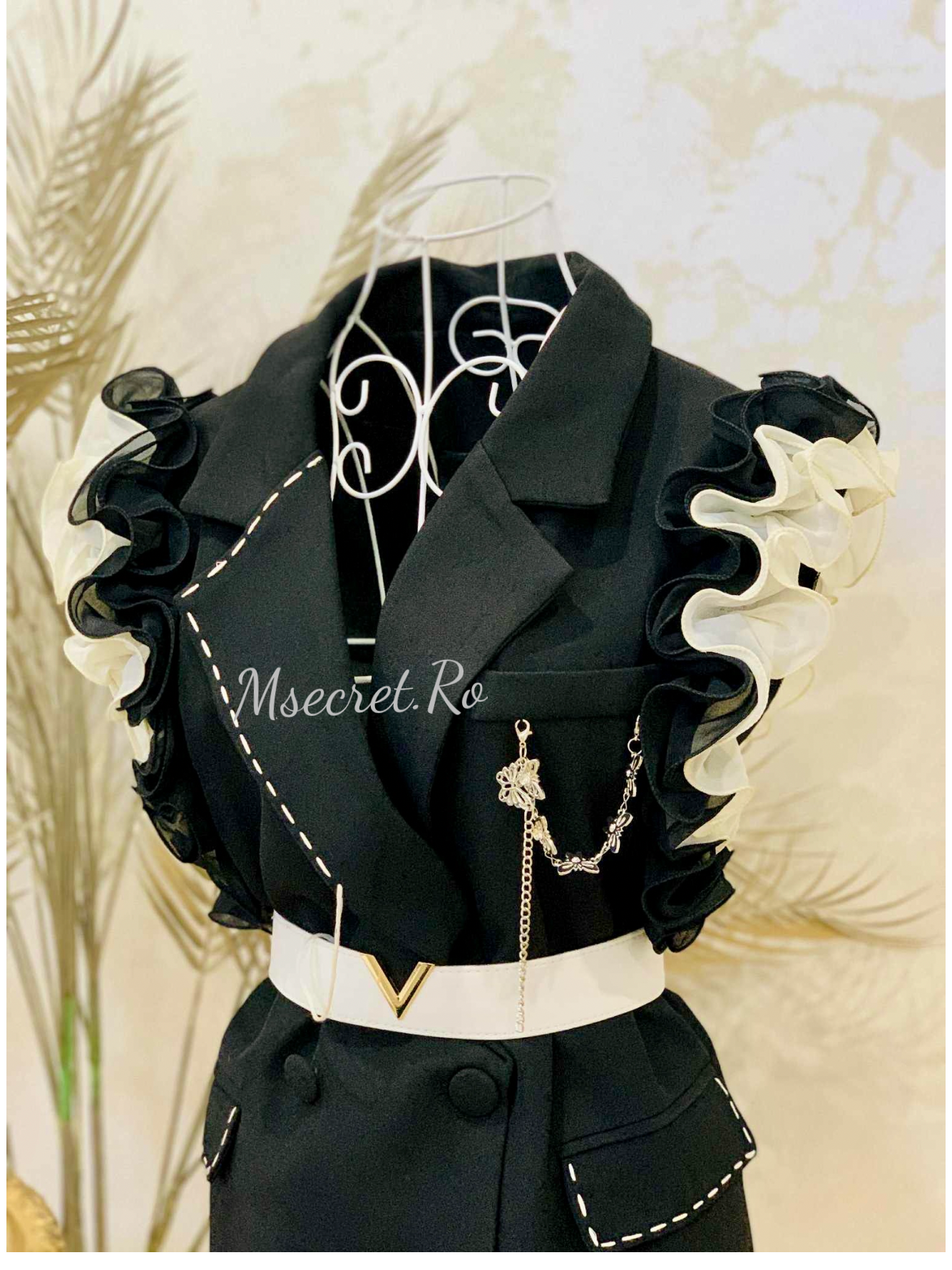 Vesta neagra cu volane