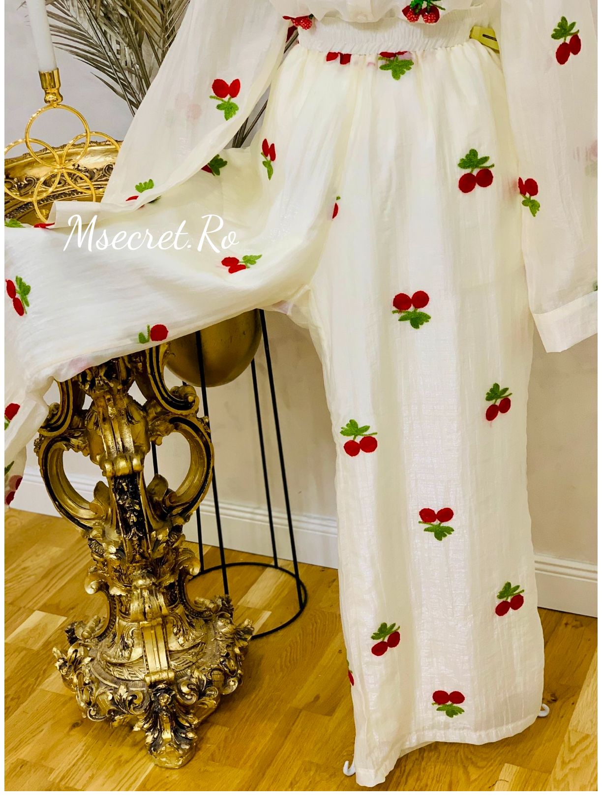 Compleu din matase cu broderie si cirese