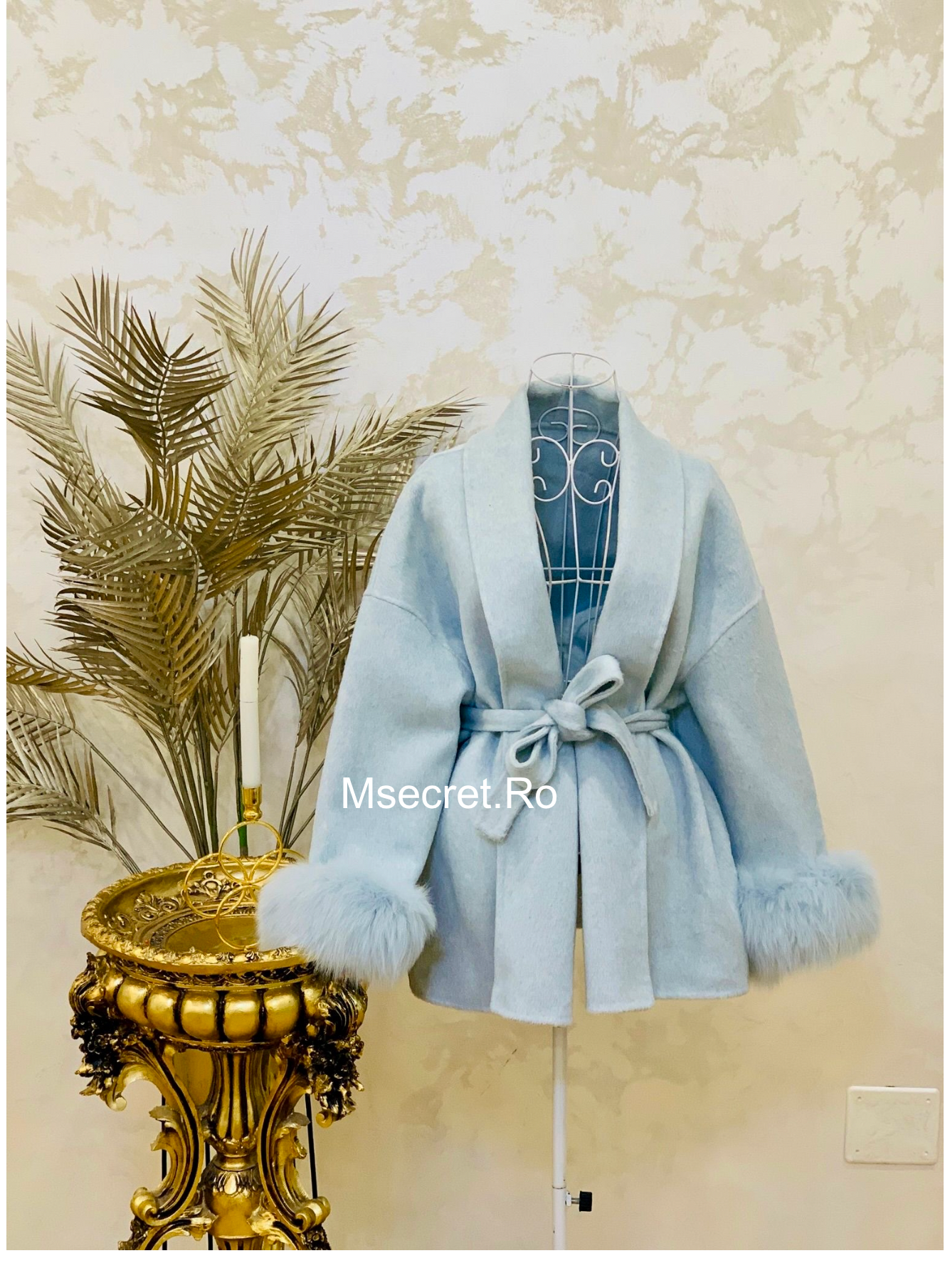 Palton baby blue scurt din lână cu manșete din blana naturala