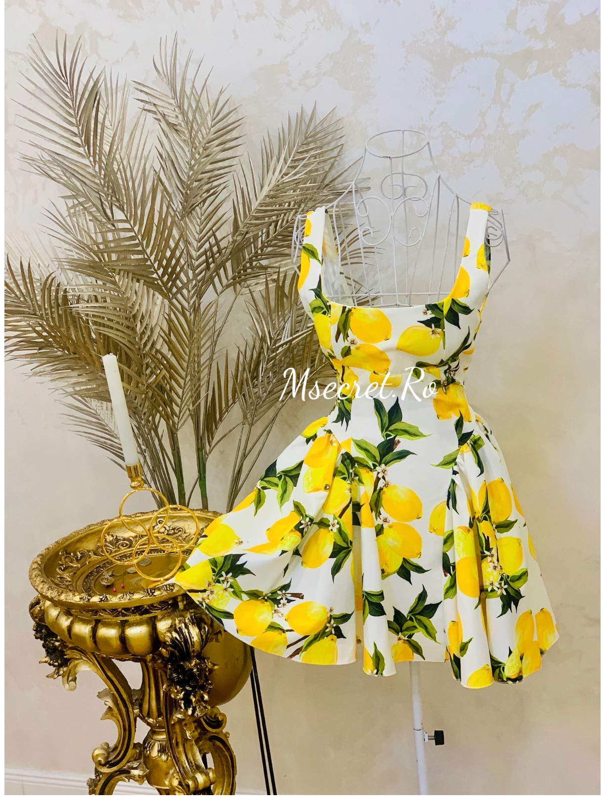 Short dress with lemons and a bow