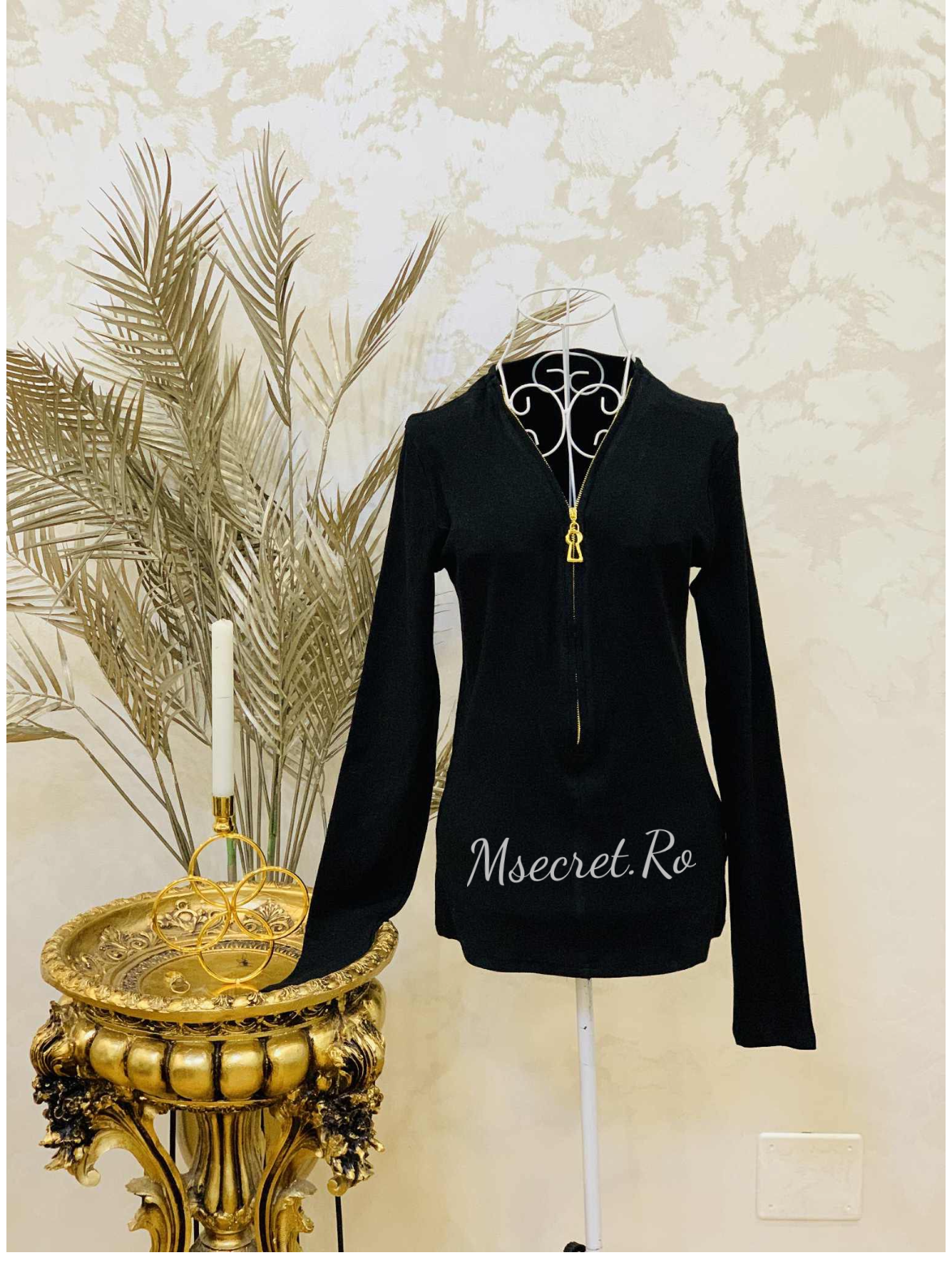 Bluza elastica cu detaliu auriu