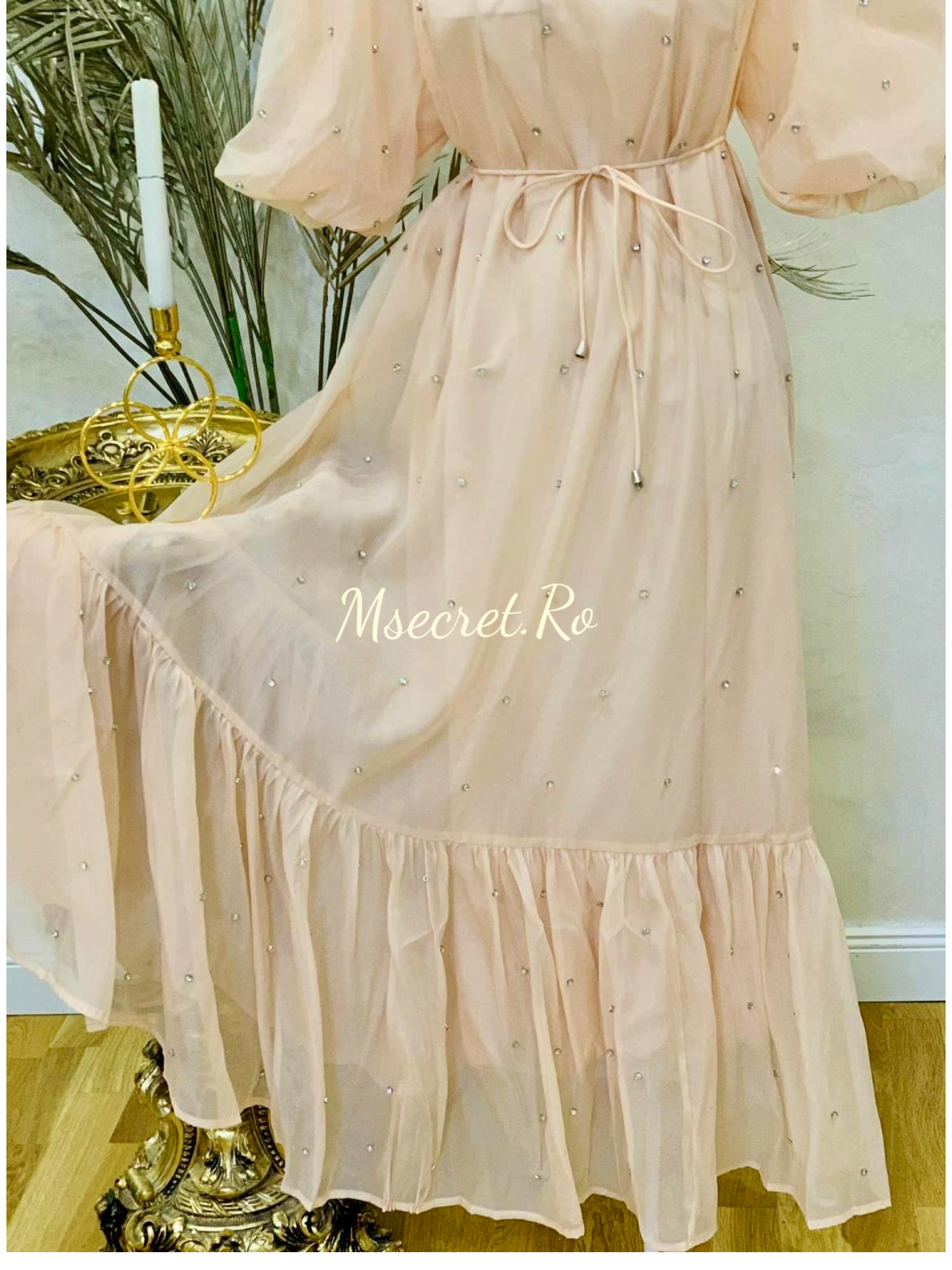 Rochie lunga bej vaporoasă cu aplicații delicate de pietre