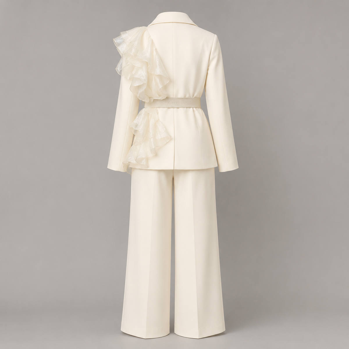 Costum elegant crem cu sacou cu volane