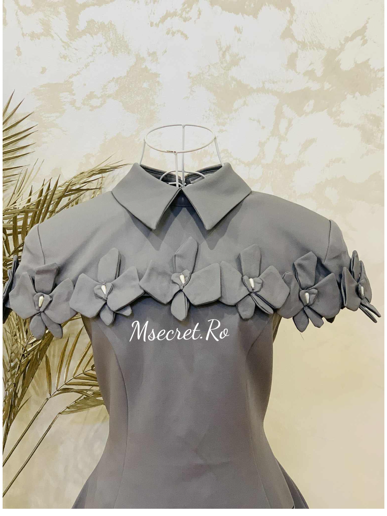 Rochie gri creion cu guler alb și capelet detașabil cu funde
