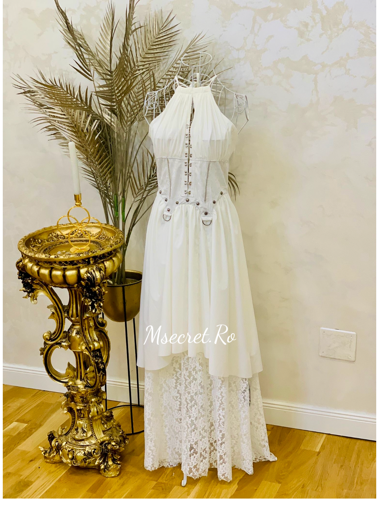 Rochie alba cu dantela si catarame