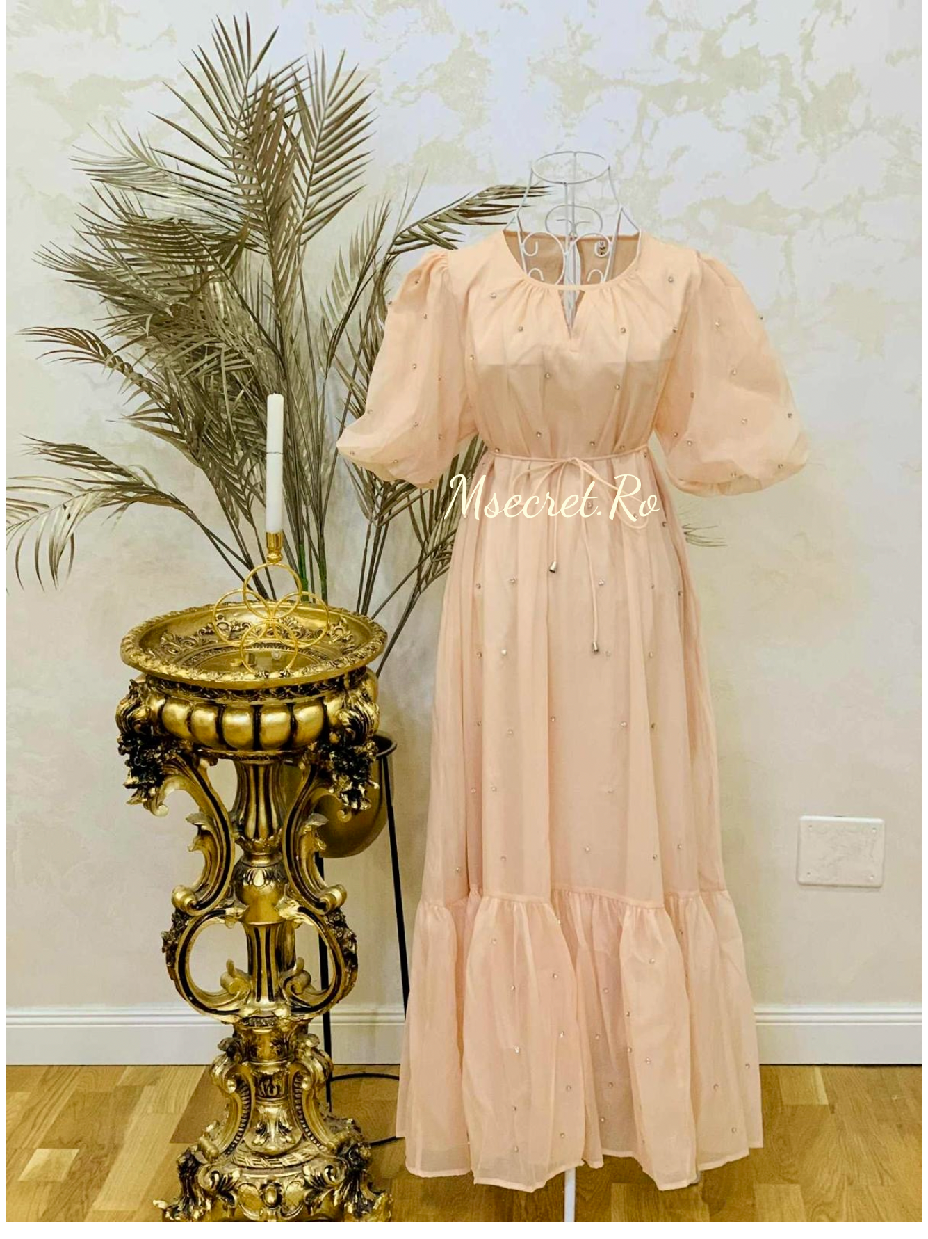 Rochie lunga bej vaporoasă cu aplicații delicate de pietre