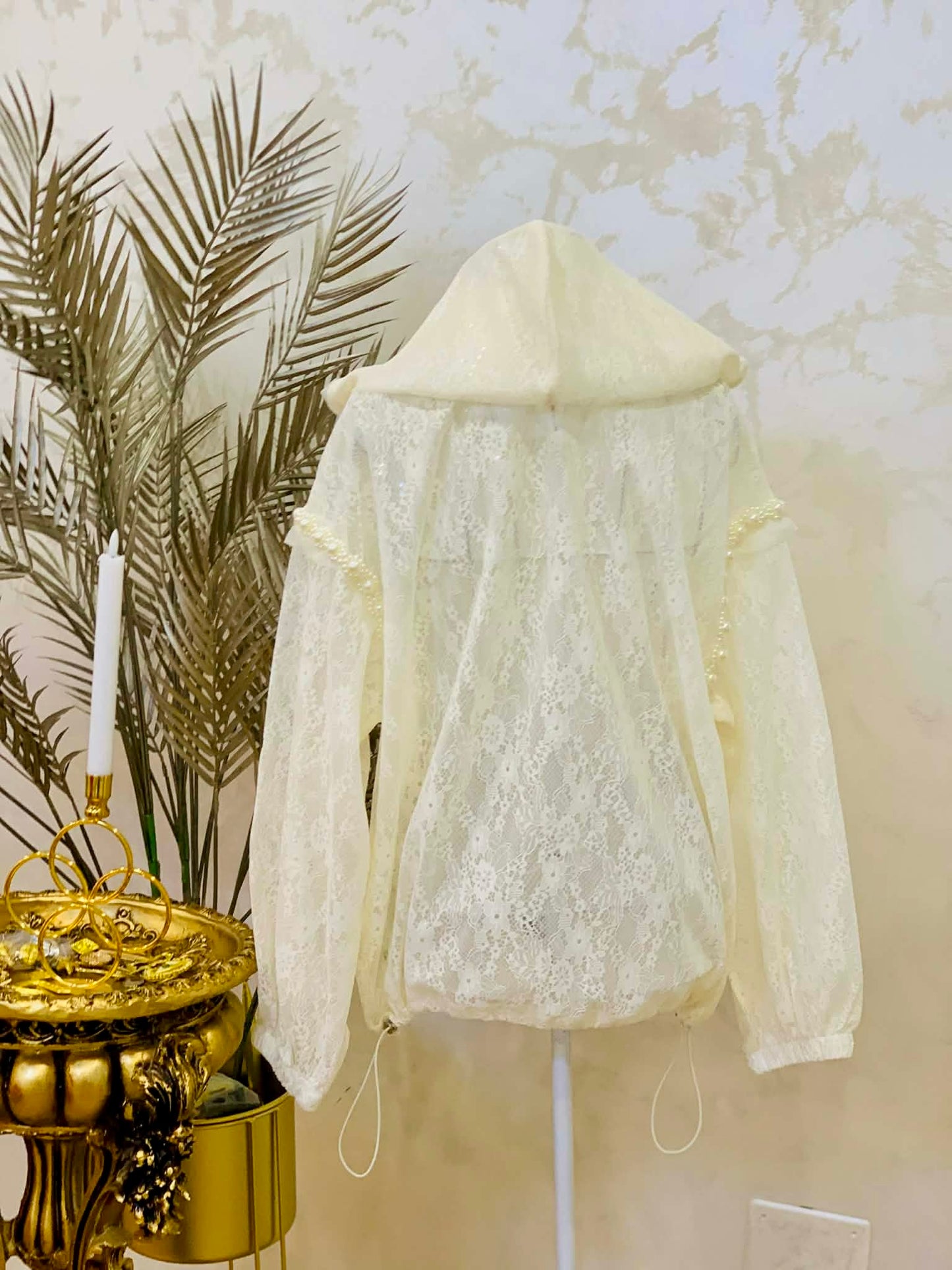 Geaca bej din dantela cu perle