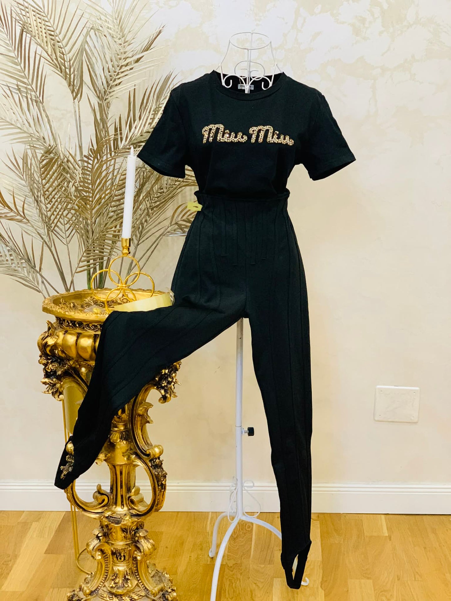 Pantaloni colanti negri cu model