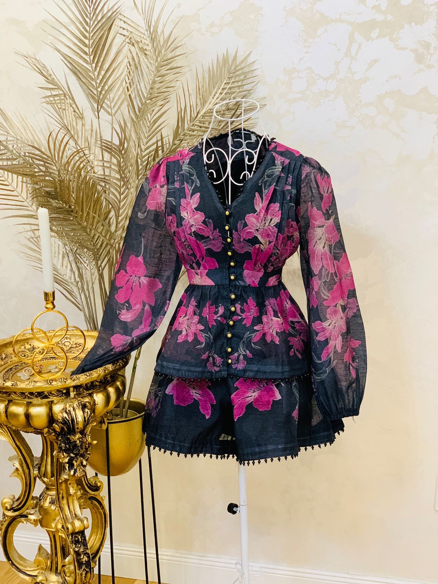 Compleu din in format din bluza si panatloni scurti