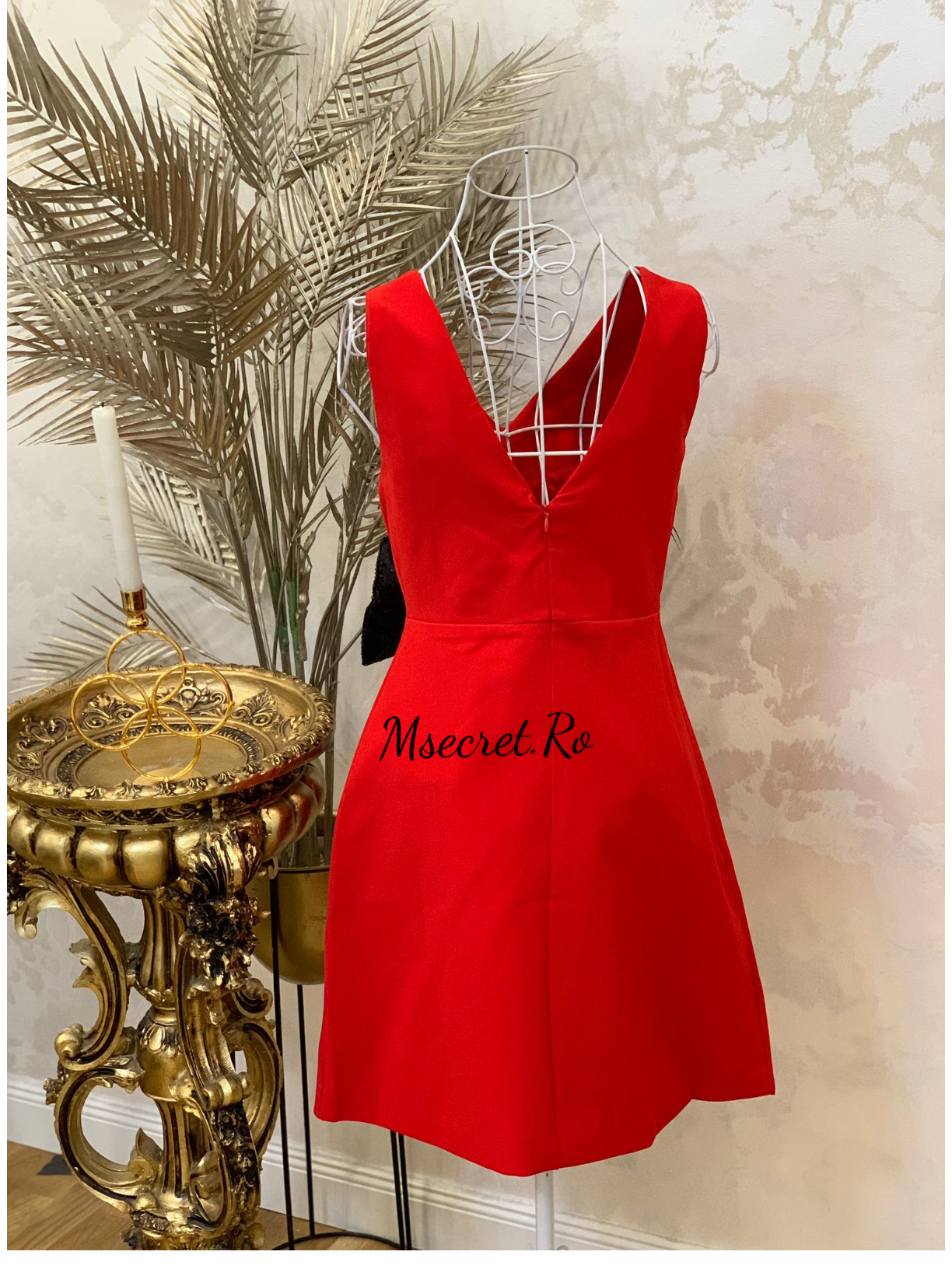 Rochie scurtă roșie cu fundă neagră din paiete