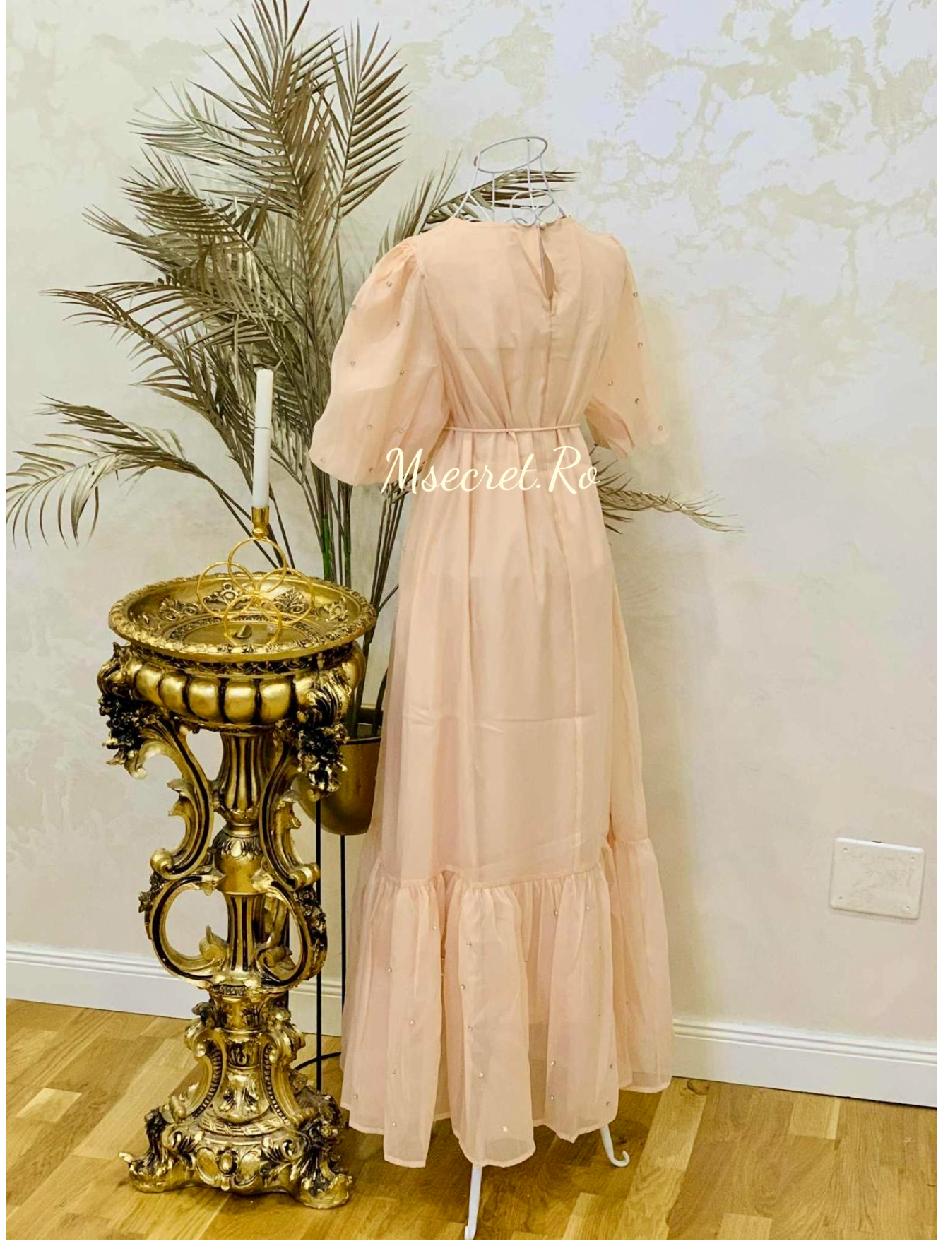 Rochie lunga bej vaporoasă cu aplicații delicate de pietre