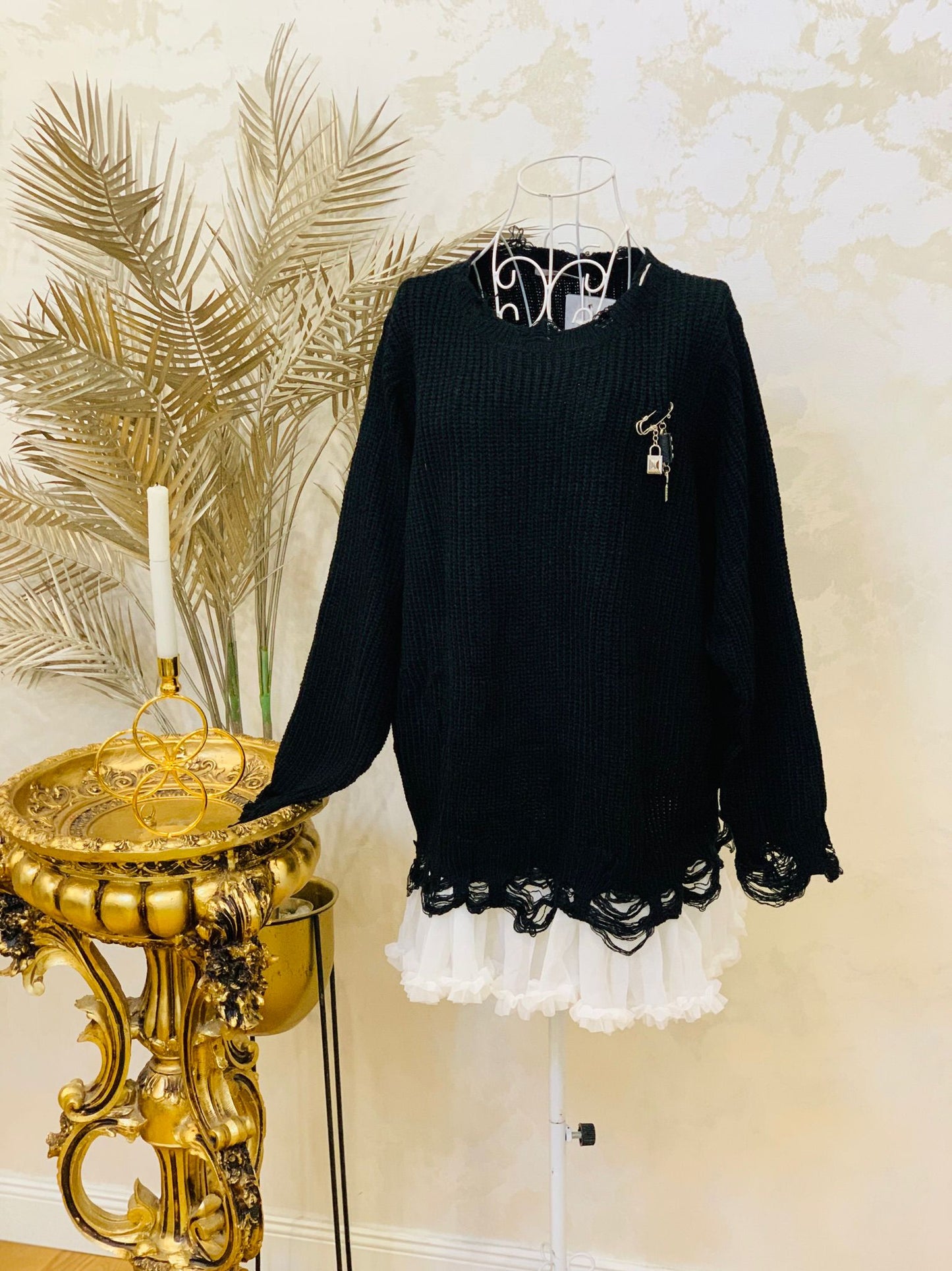 Rochie neagră tricotată cu detalii dantelă și accesorii metalice
