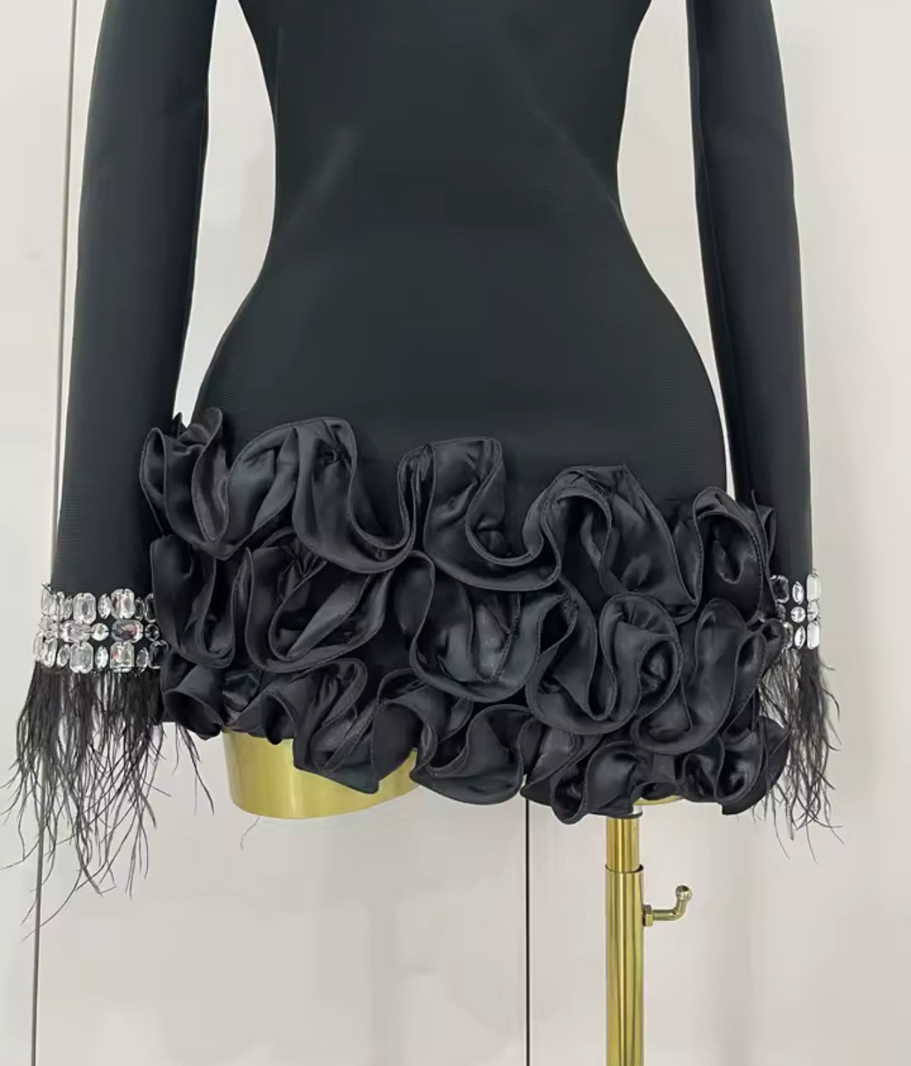 Rochie neagră scurtă cu pene și volane satinate