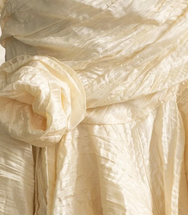 Rochie asimetrică din material texturat cu volane fluide