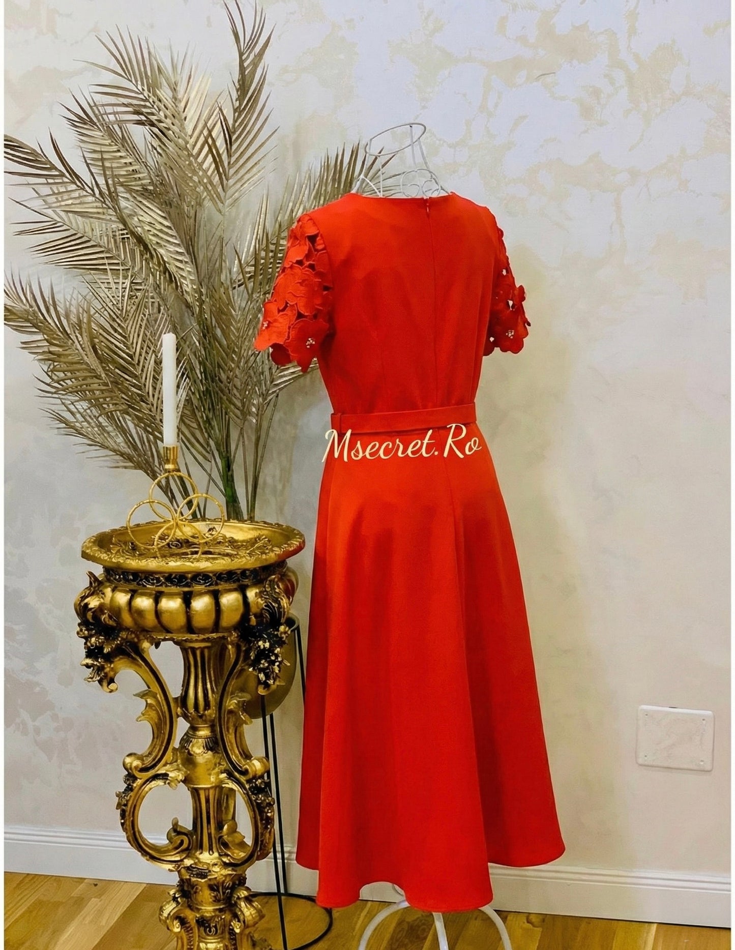 Red midi dress with appliques and belt, short sleeves