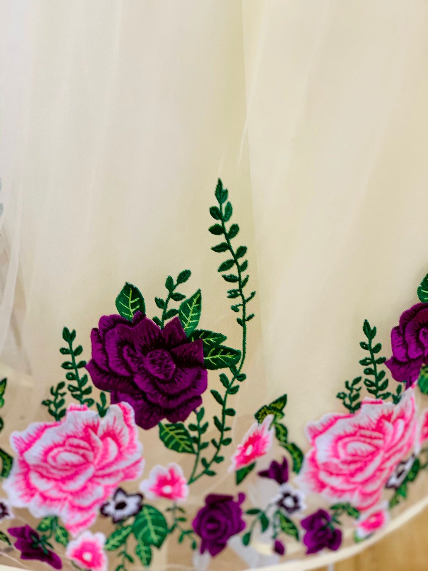 Rochie brodată cu mâneci scurte Catrys