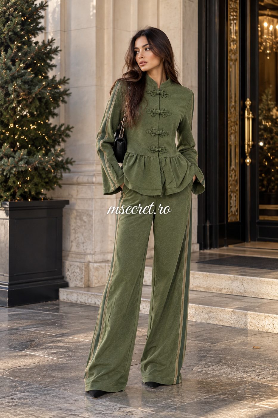 Compleu verde din bumbac cu bluza peplum si pantaloni - pe model