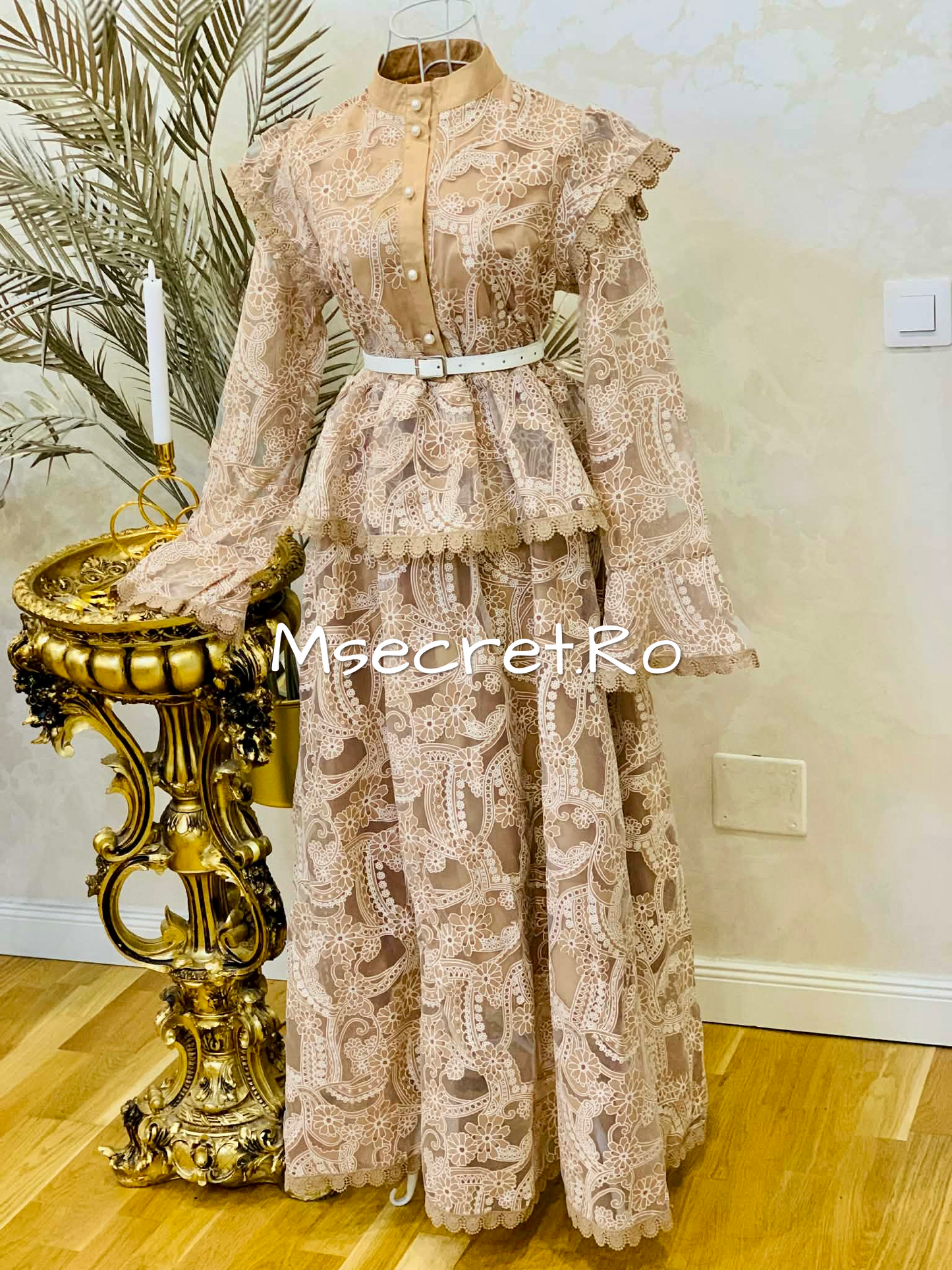 Rochie din dantela bej cu curea