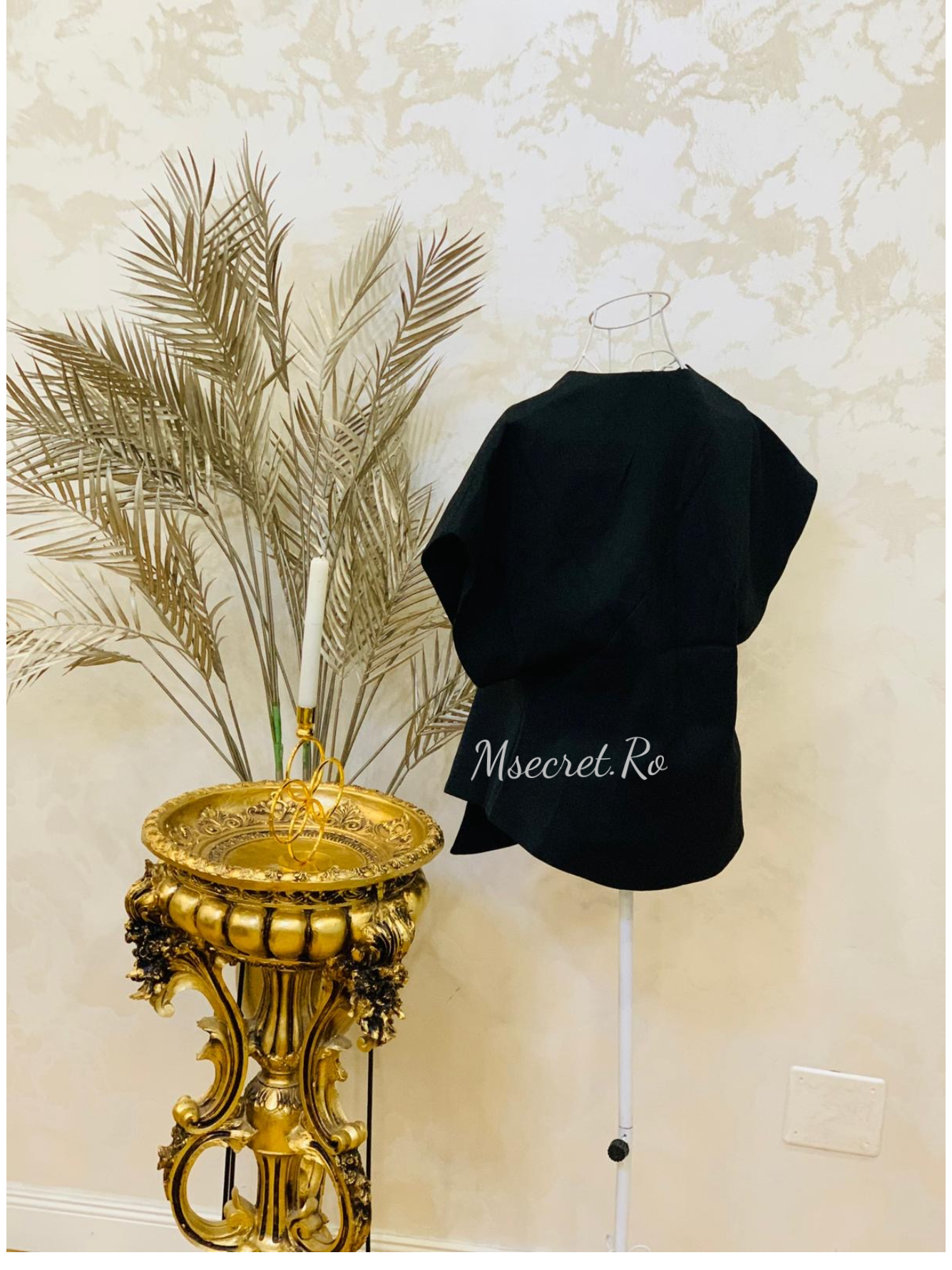 Vesta neagra cu fluturasi